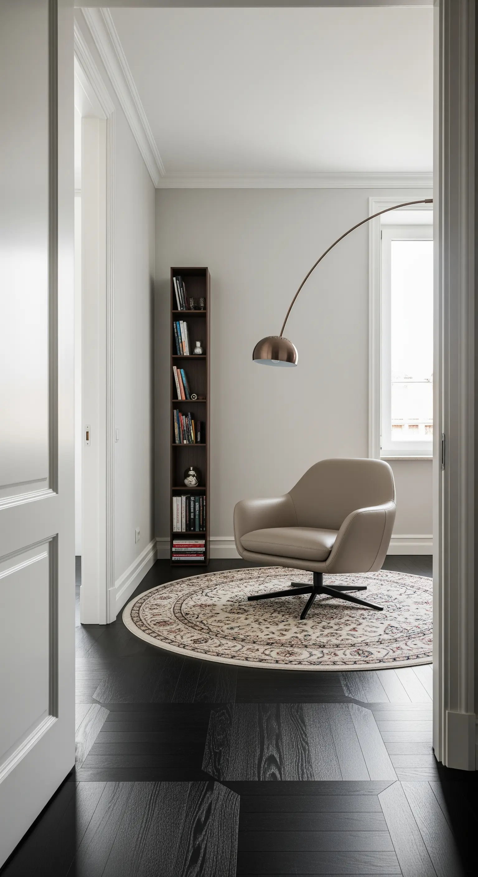 Poltrona girevole in pelle beige su un tappeto rotondo, illuminata da una lampada ad arco.