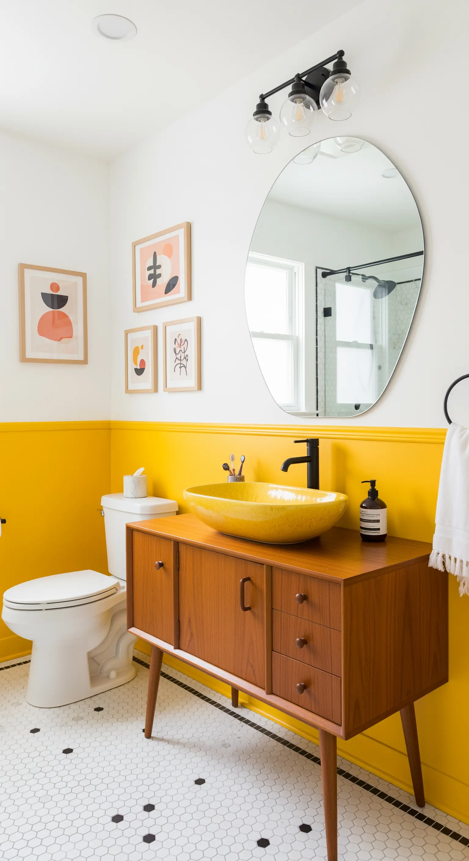 Bagno Mid-century con parete gialla, mobile in teak e lavabo coordinato.