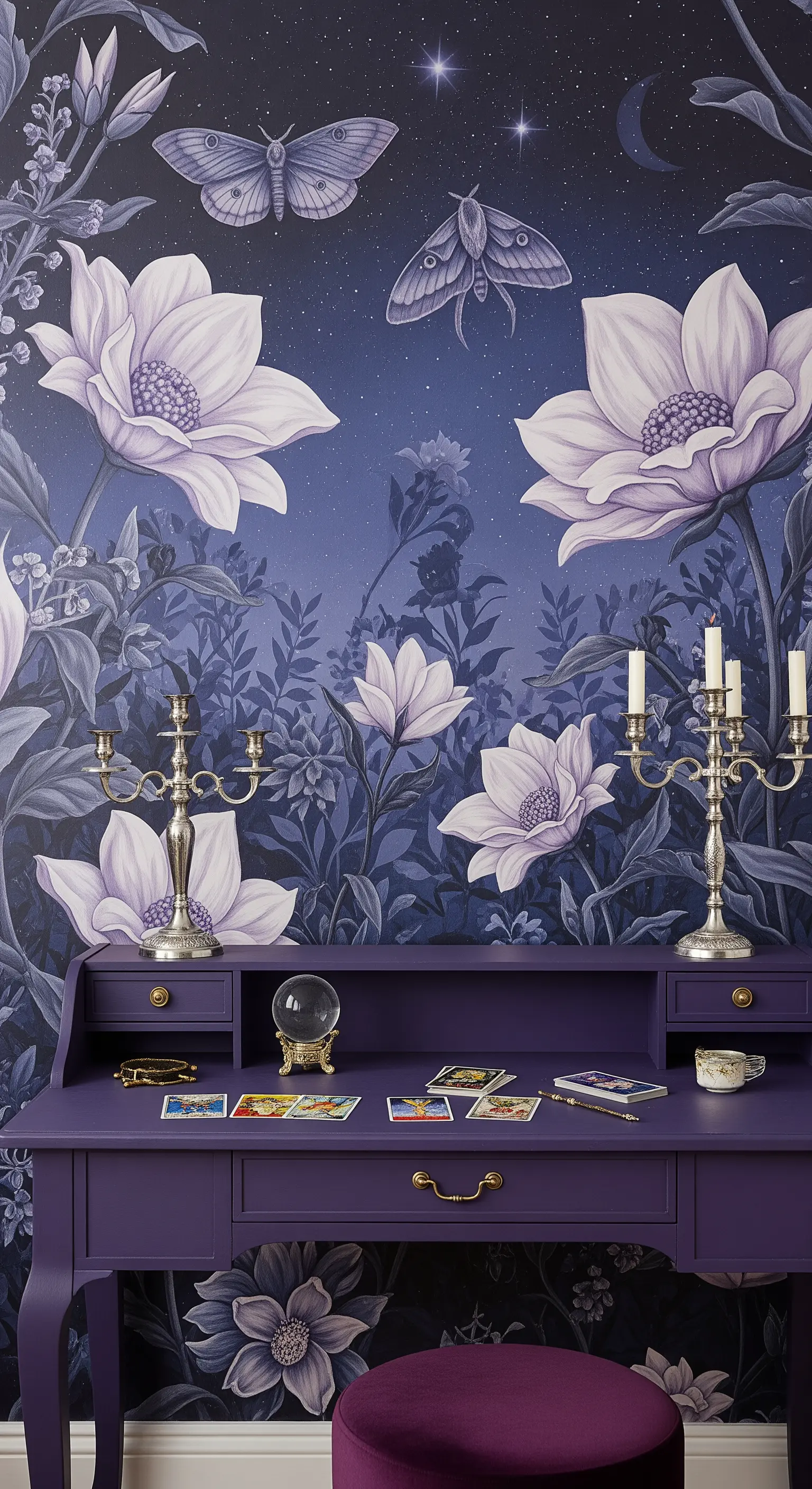 Scrivania viola con candelabri argentati e carte dei tarocchi, su sfondo di carta da parati notturna.