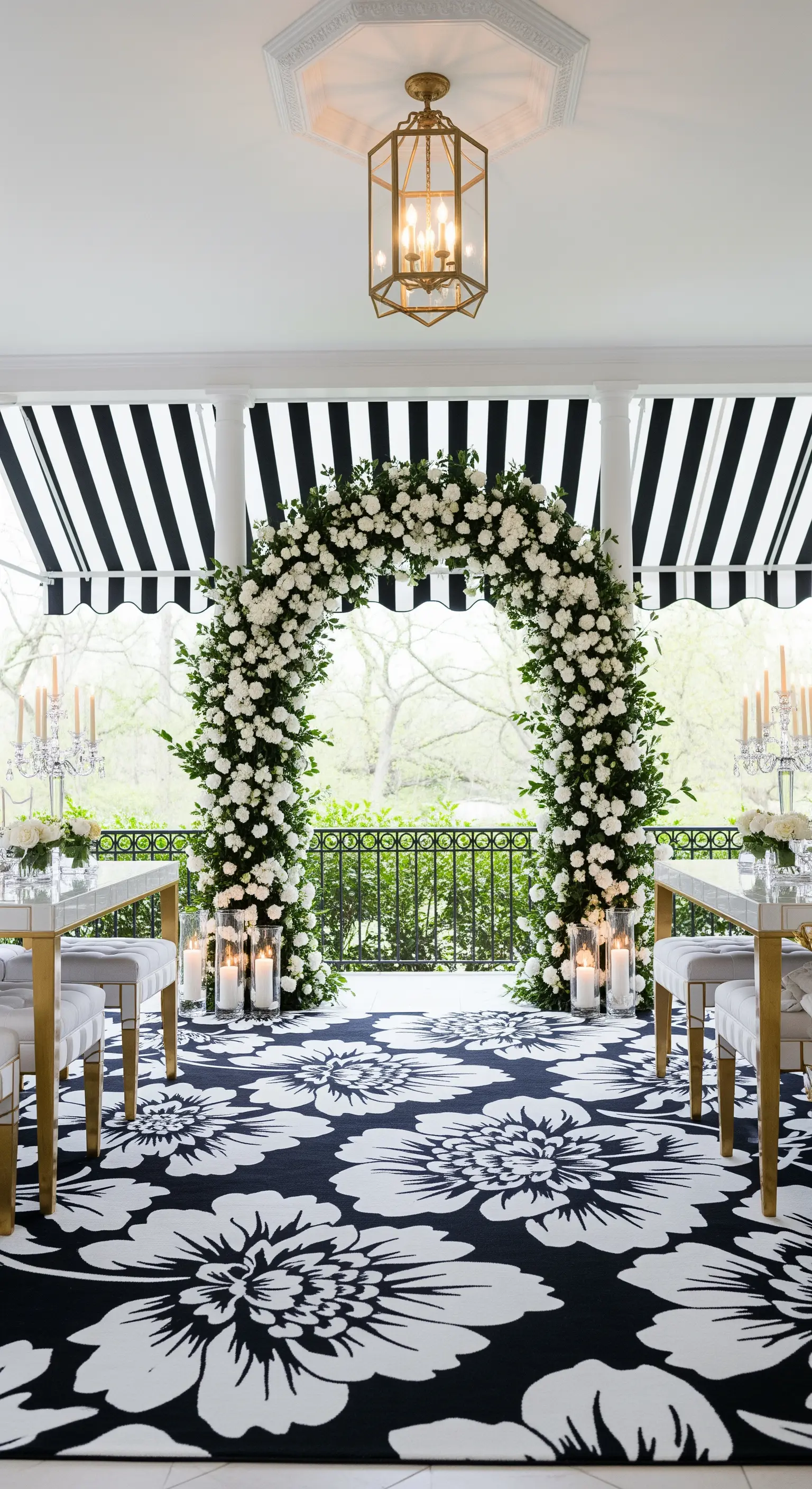 Portico con audace tappeto floreale in bianco e nero, tende a righe e un arco di rose bianche
