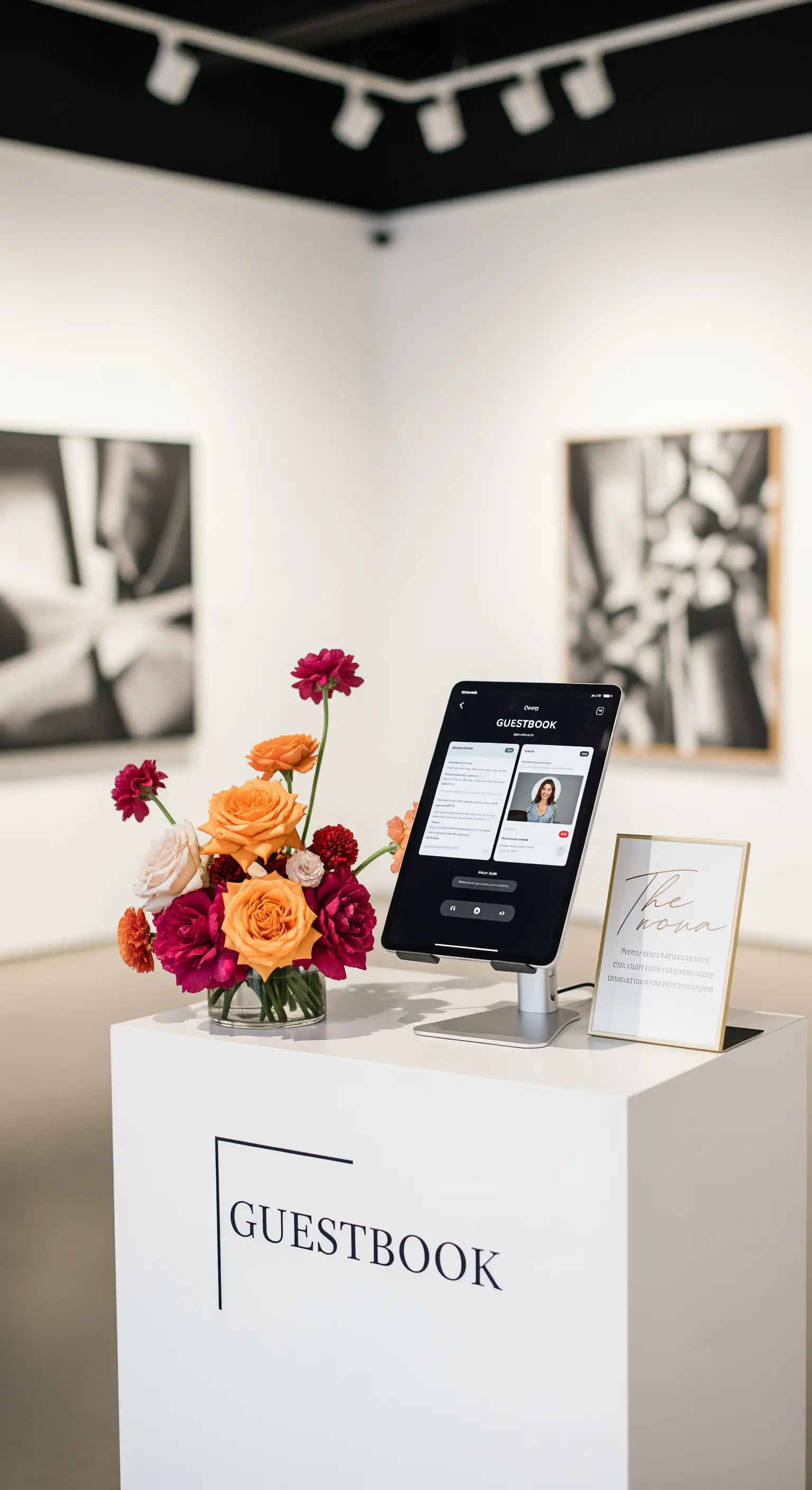 Postazione con tablet per un guestbook digitale moderno in una galleria d'arte