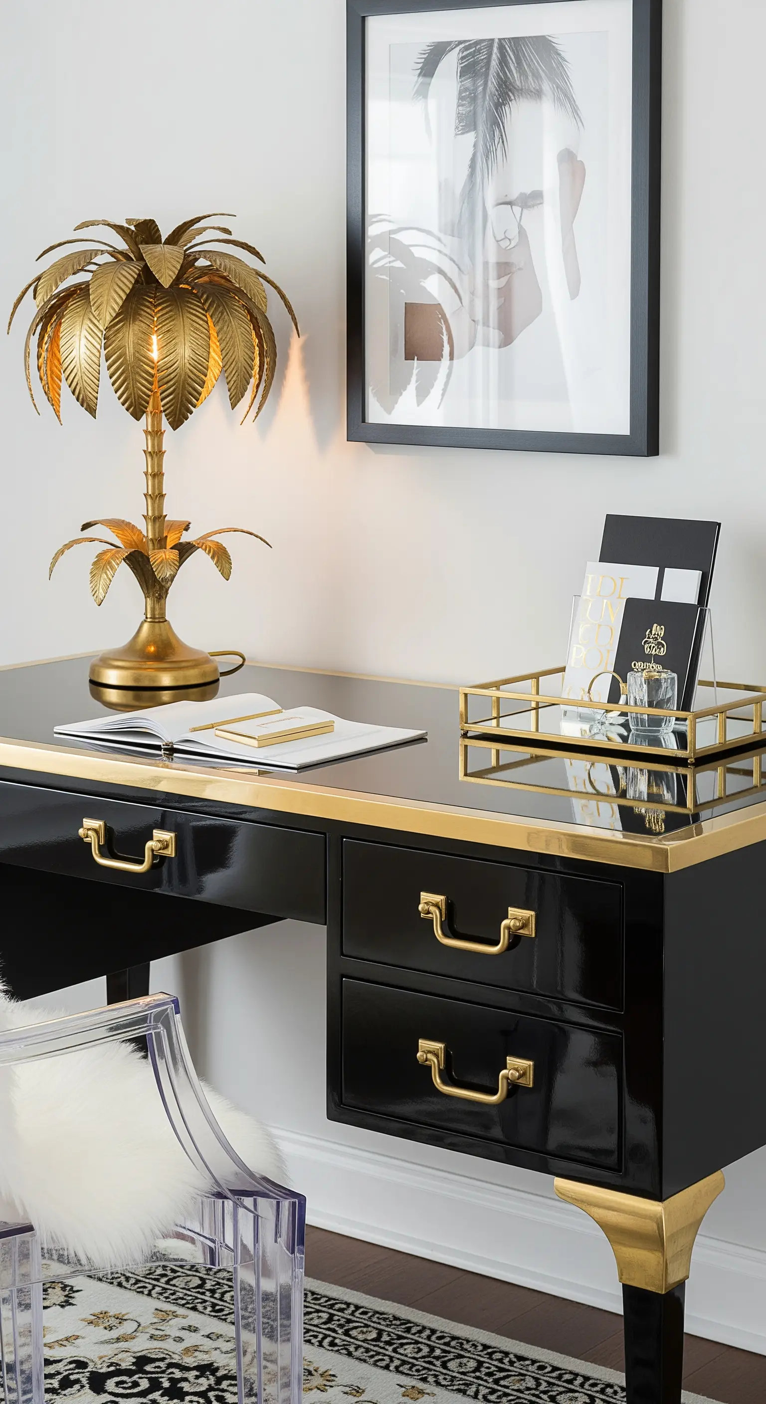 Scrivania nera laccata con lampada a forma di palma in ottone dorato.
