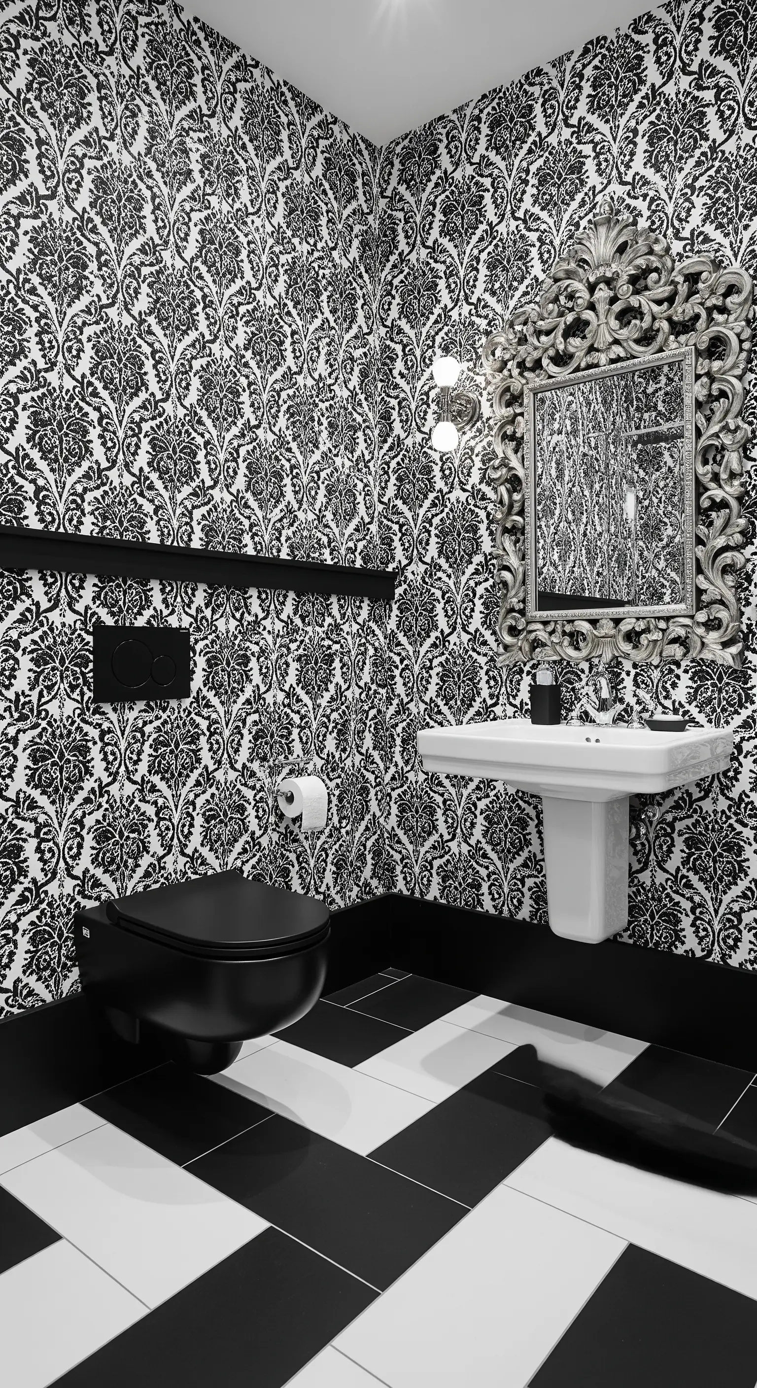 Bagno in bianco e nero con carta da parati damascata, specchio barocco e sanitari neri.