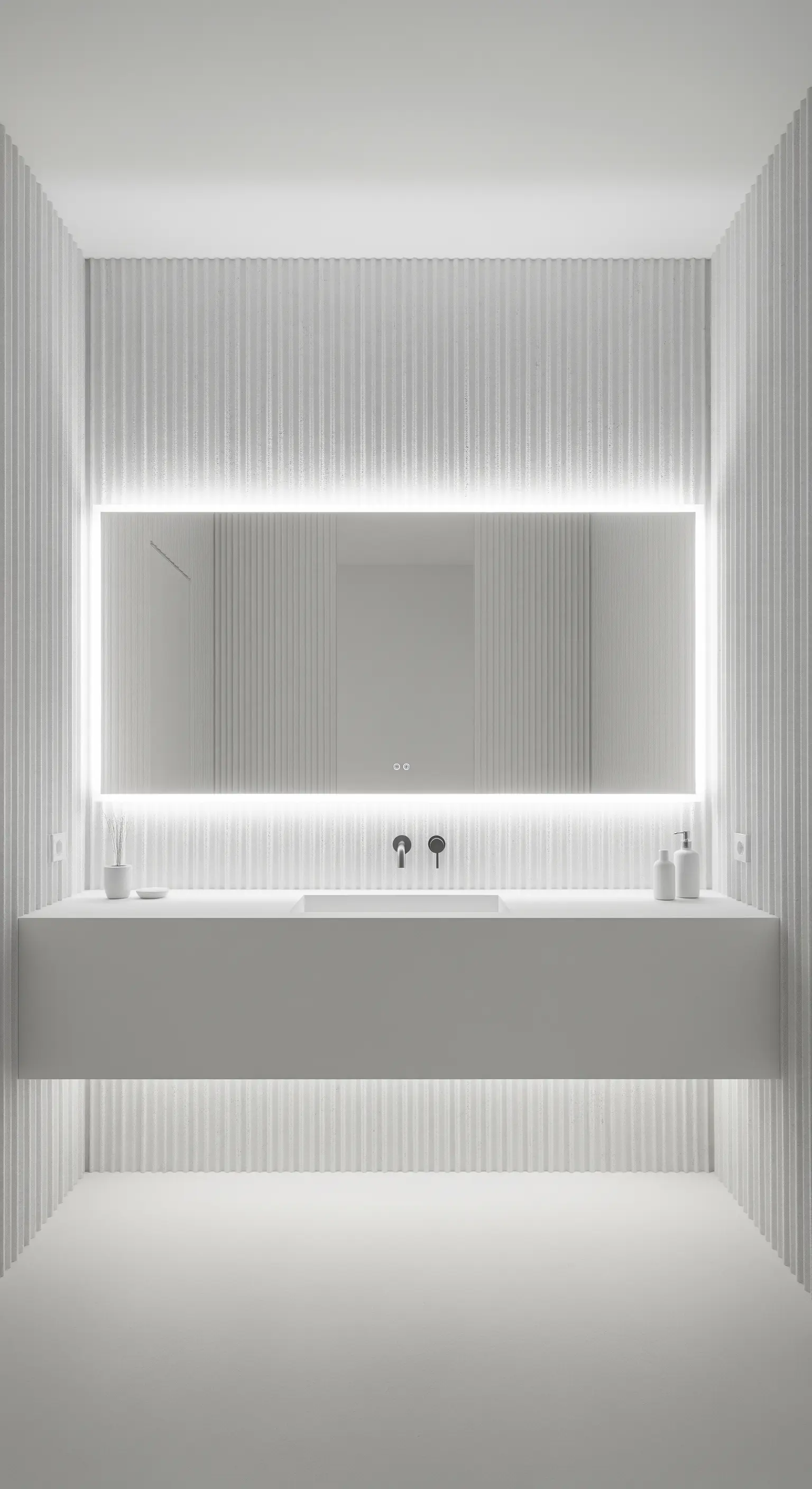 Bagno total white con specchio retroilluminato e pareti a coste verticali.