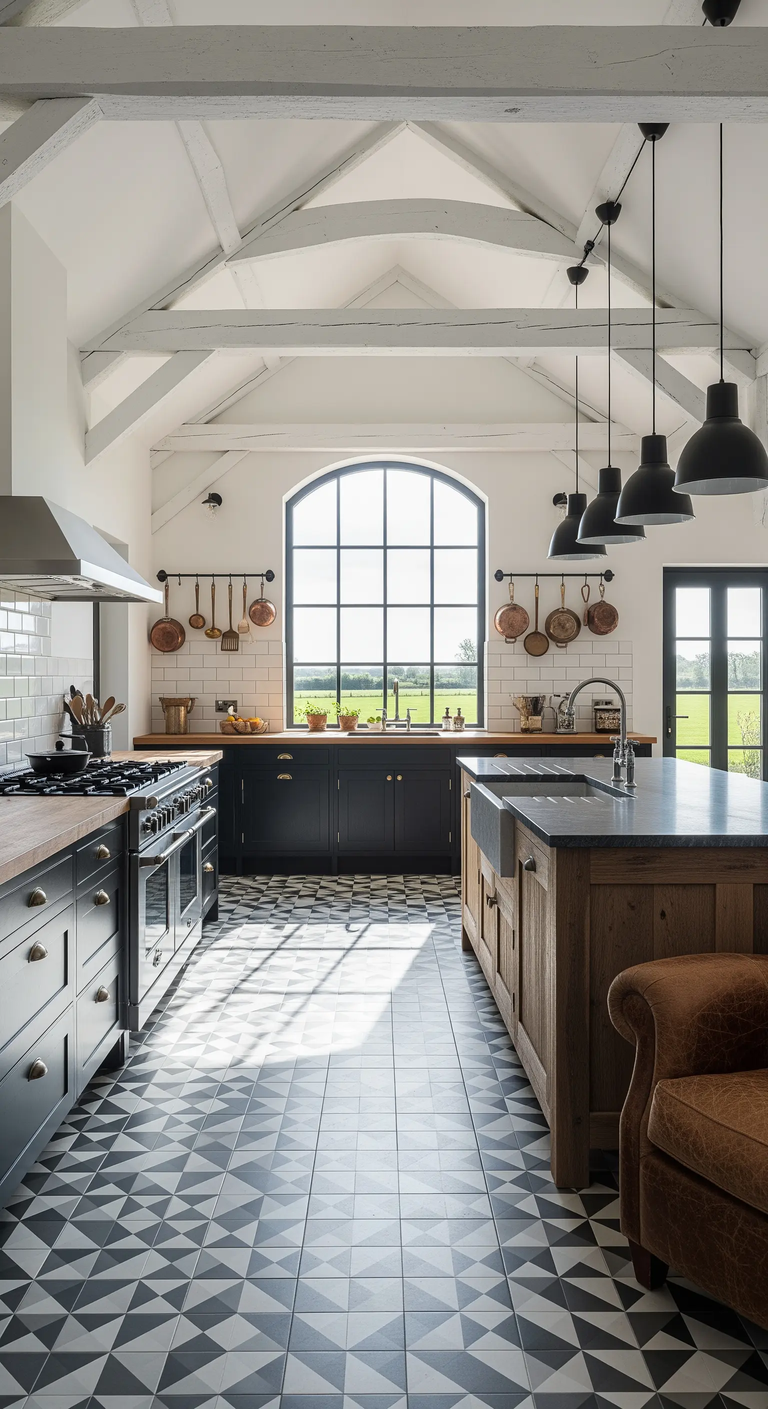 Cucina rustica con travi a vista, mobili neri e pavimento a motivi geometrici.