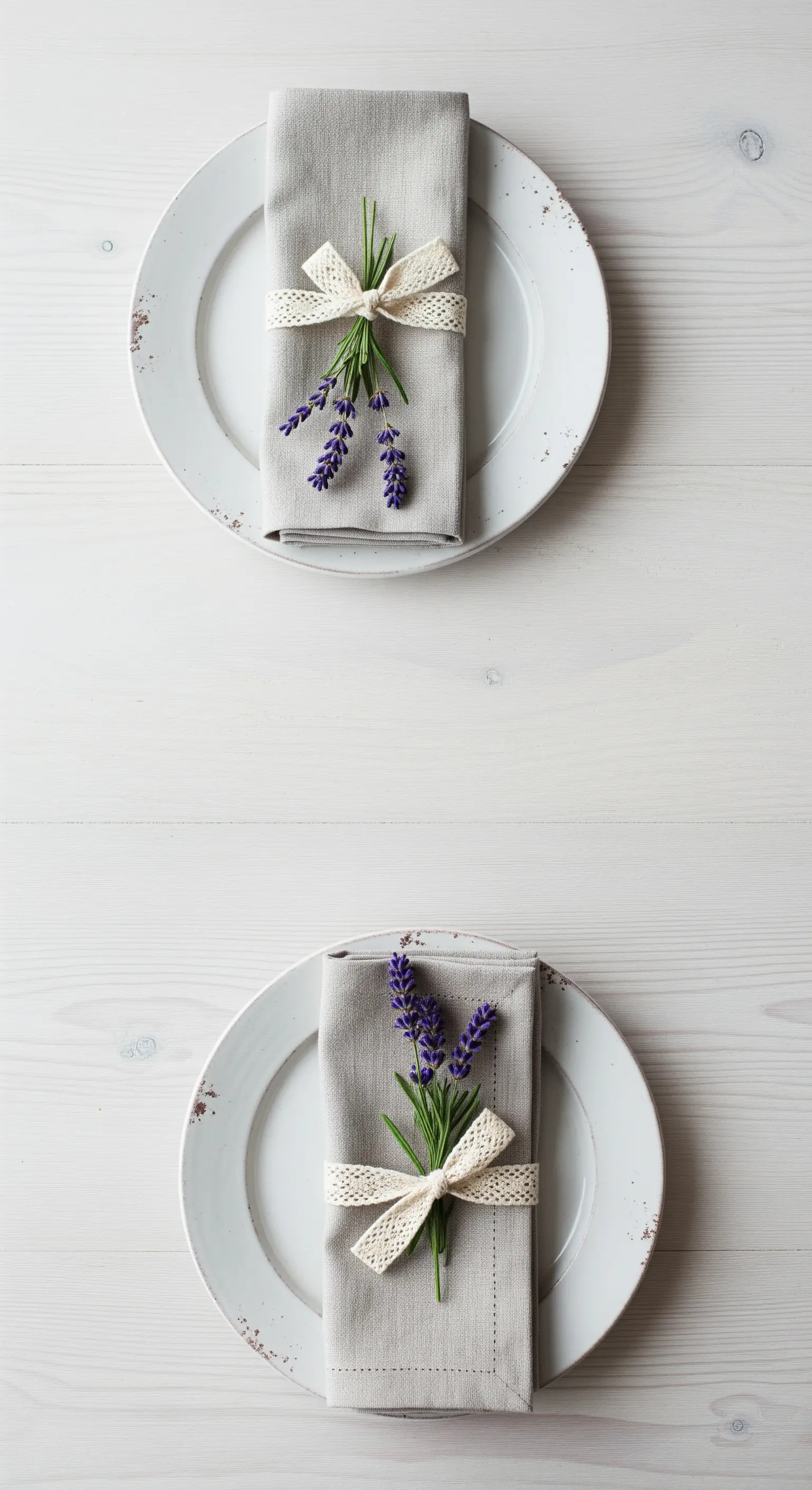 Piatto bianco con tovagliolo grigio su cui è appoggiato un mazzetto di lavanda legato con pizzo