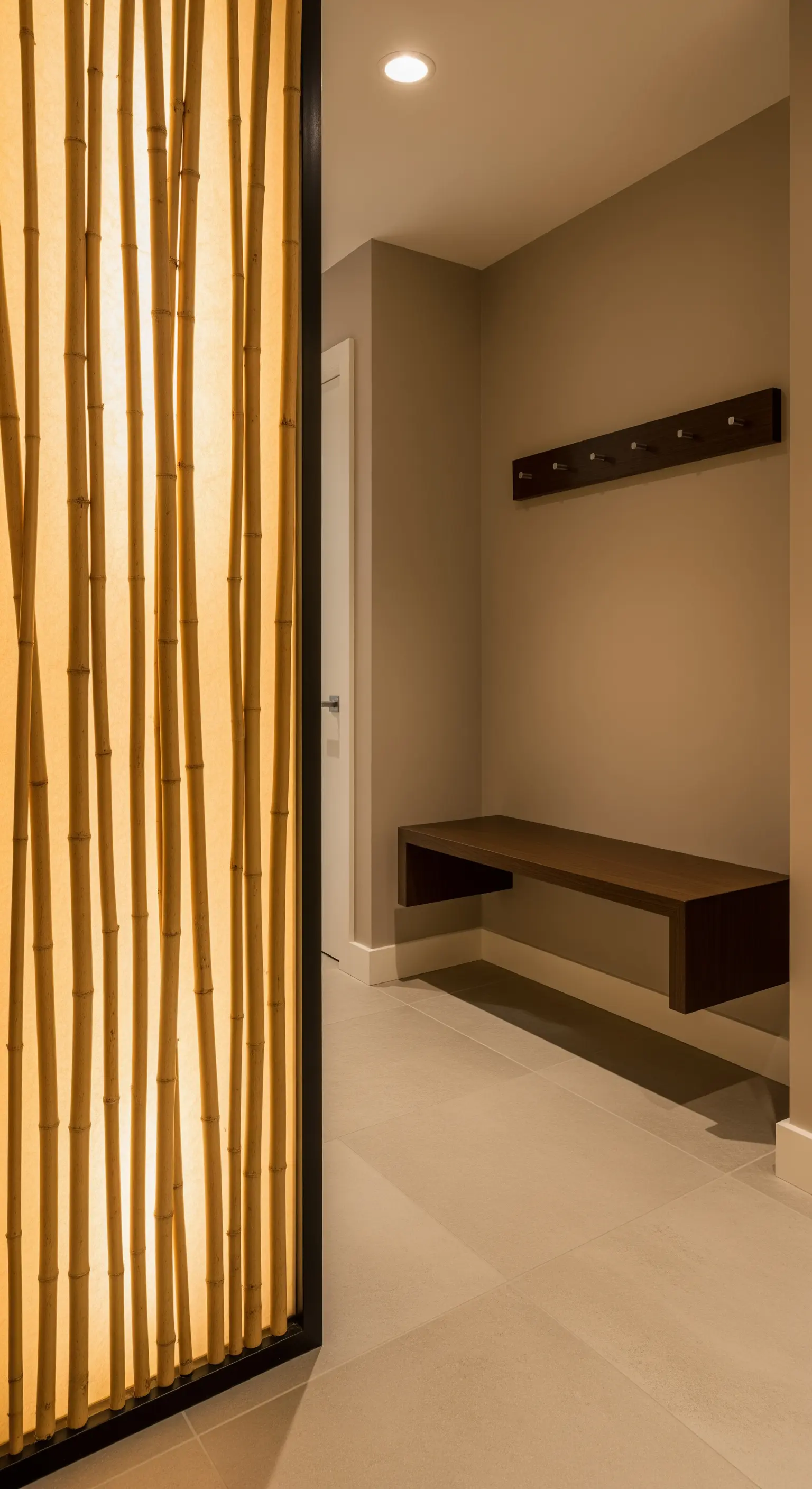 Pannello decorativo con canne di bambù retroilluminate che emana una luce calda in un corridoio.