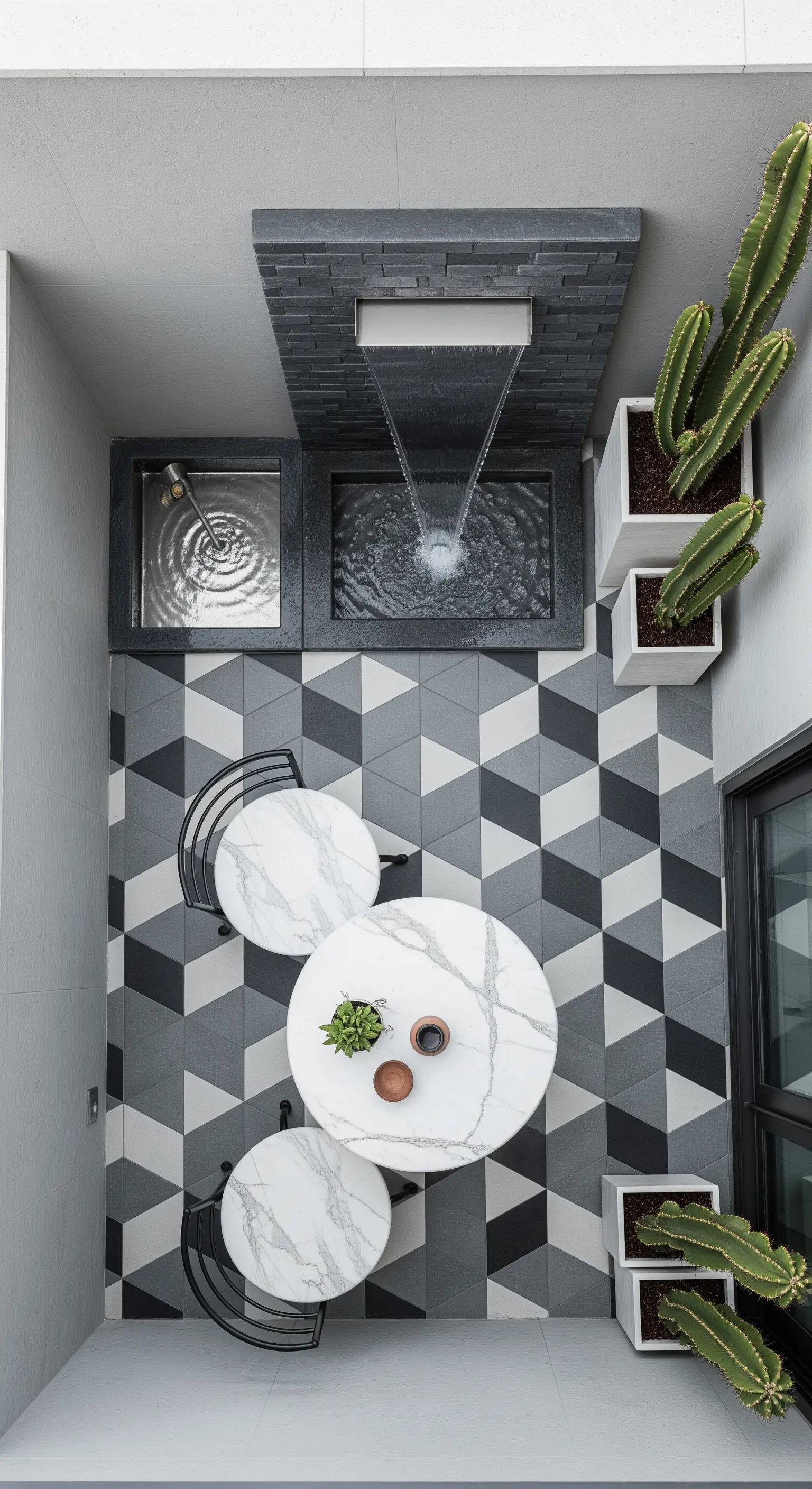 Vista dall'alto di un piccolo balcone con piastrelle 3D, tavolino tondo e una fontana a muro