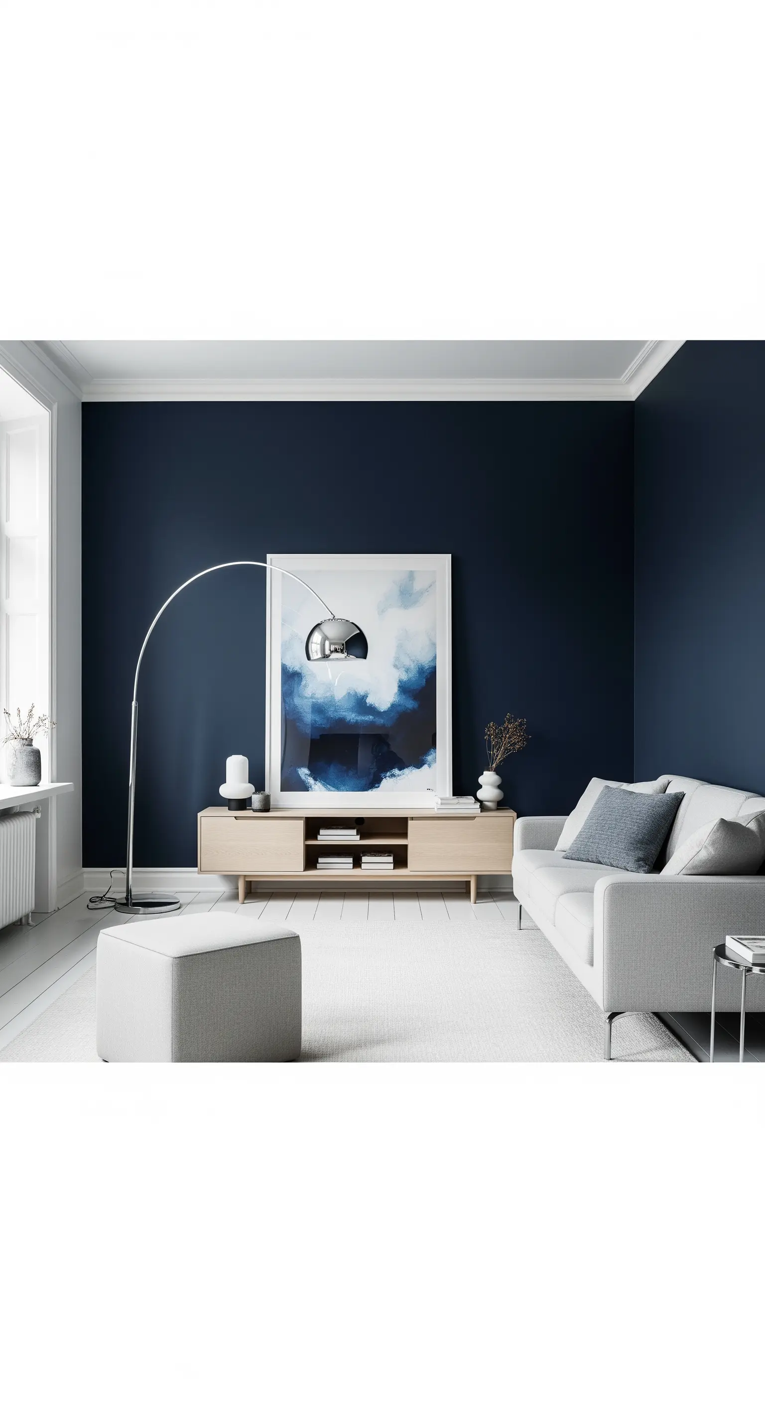 Salotto minimalista con parete blu notte, divano grigio chiaro e lampada ad arco cromata.