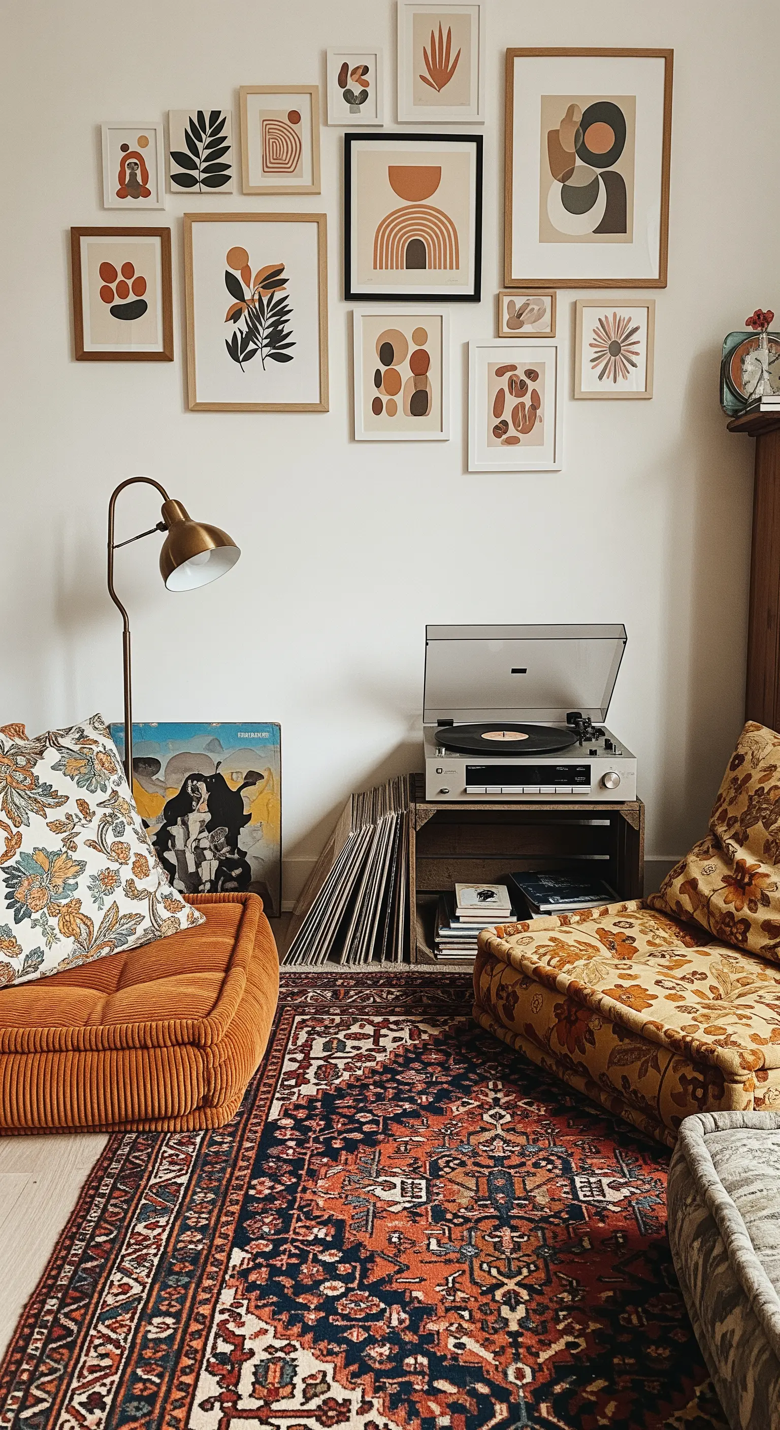 Angolo musica con giradischi, vinili, cuscini da pavimento anni '70 e una gallery wall.