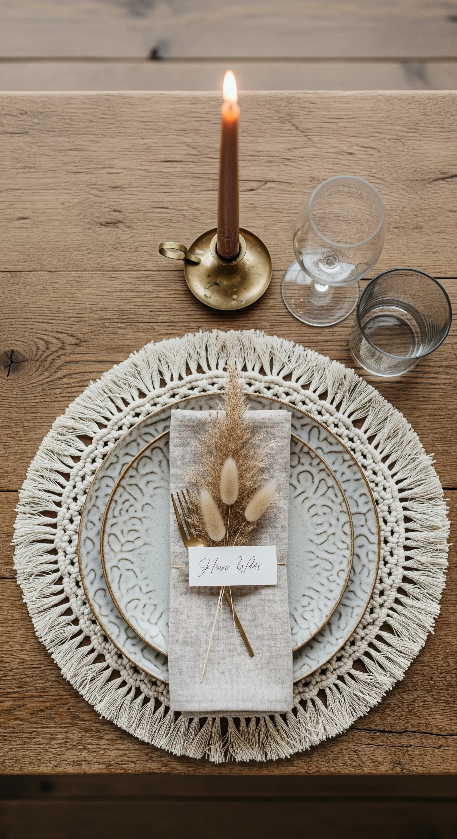 Mise en place boho chic con sottopiatto in macramè e segnaposto con fiori secchi.