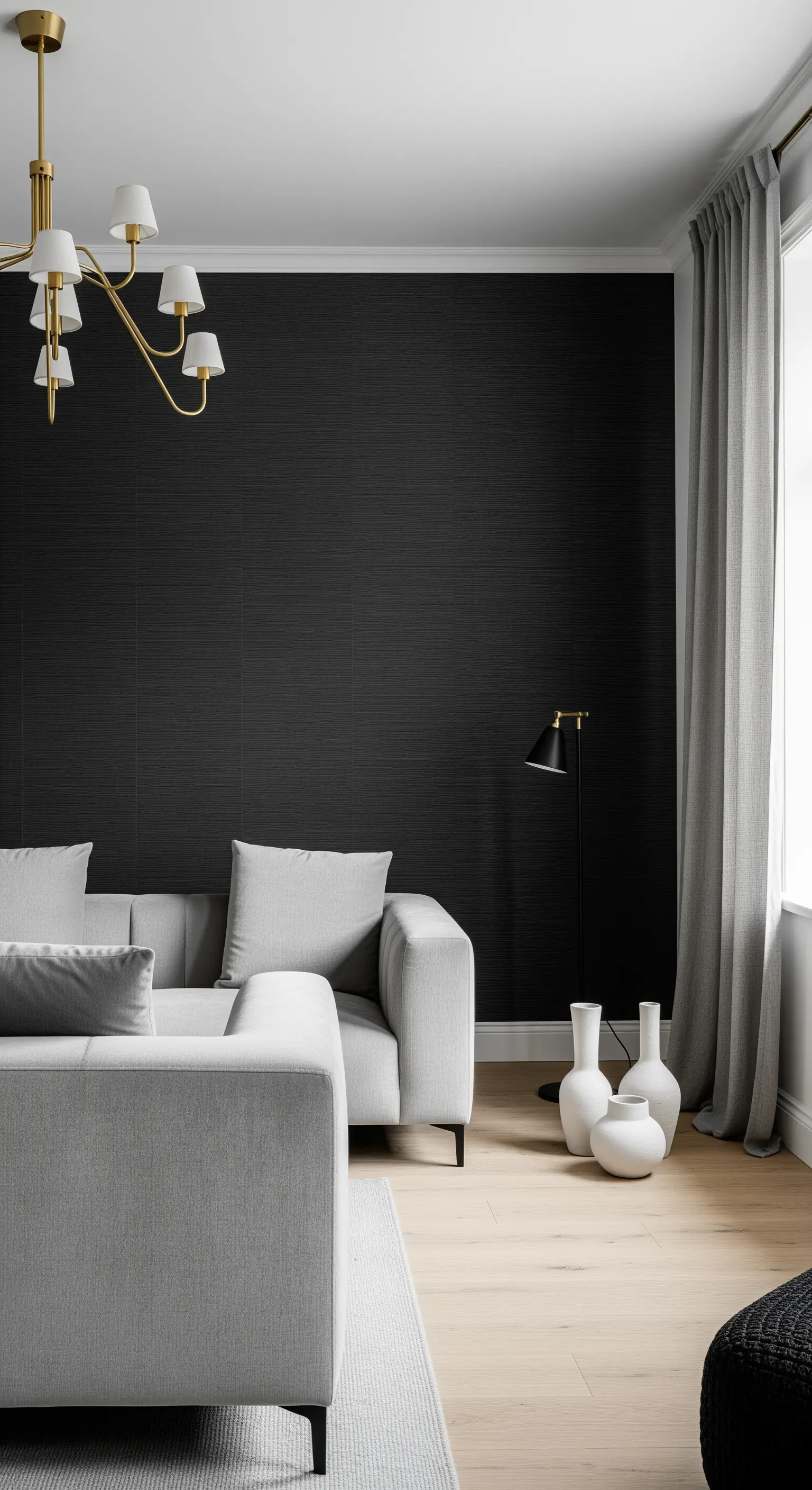 Soggiorno minimalista con parete nera testurizzata, divano grigio chiaro e pavimento in legno.