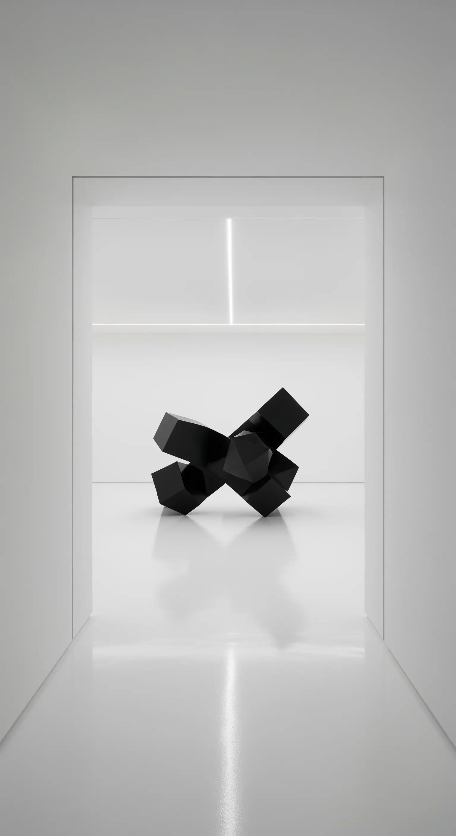 Corridoio minimalista total white con una scultura geometrica nera al centro.