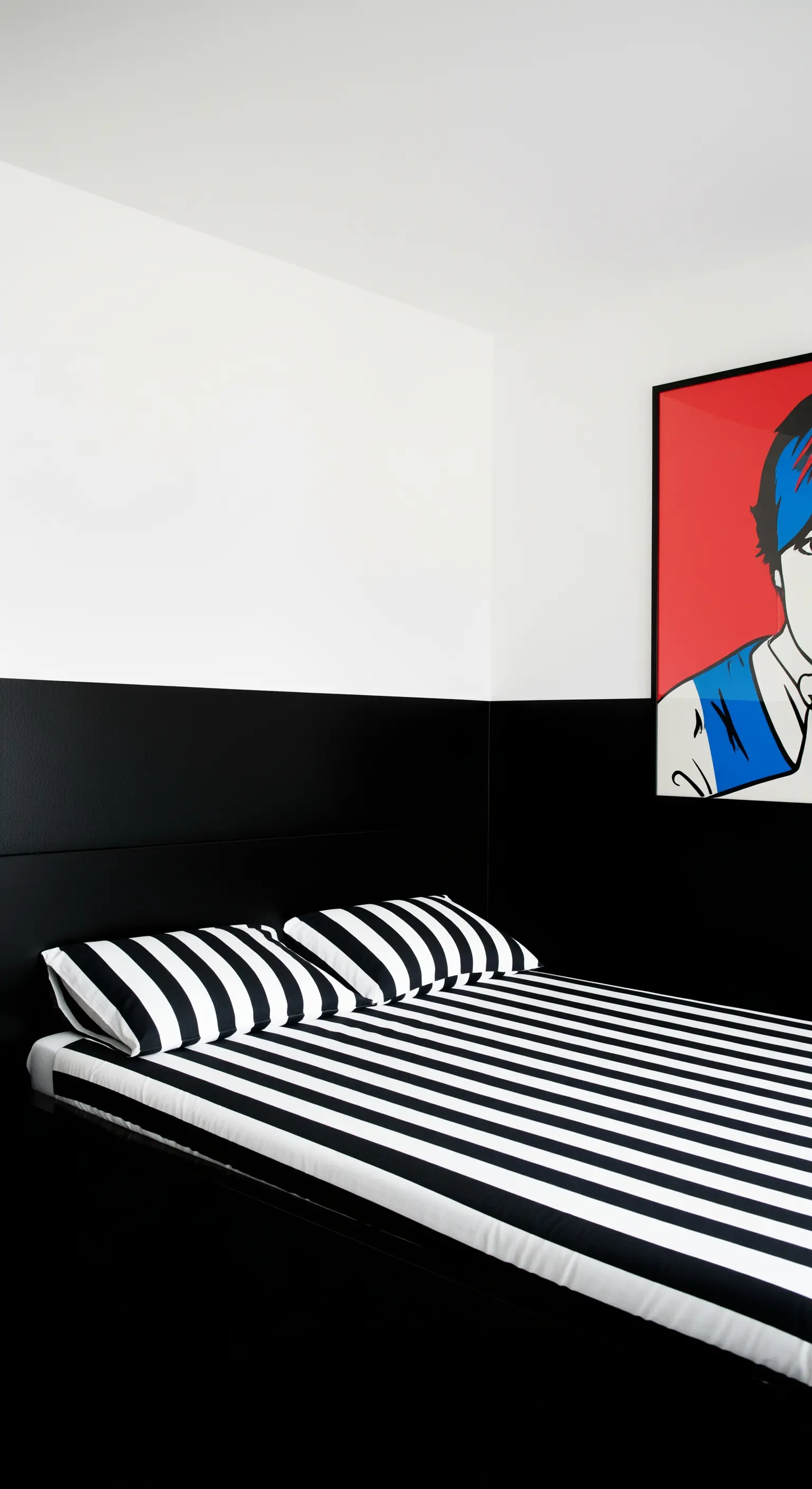 Camera da letto grafica con parete e letto neri nella parte inferiore e bianca in quella superiore.