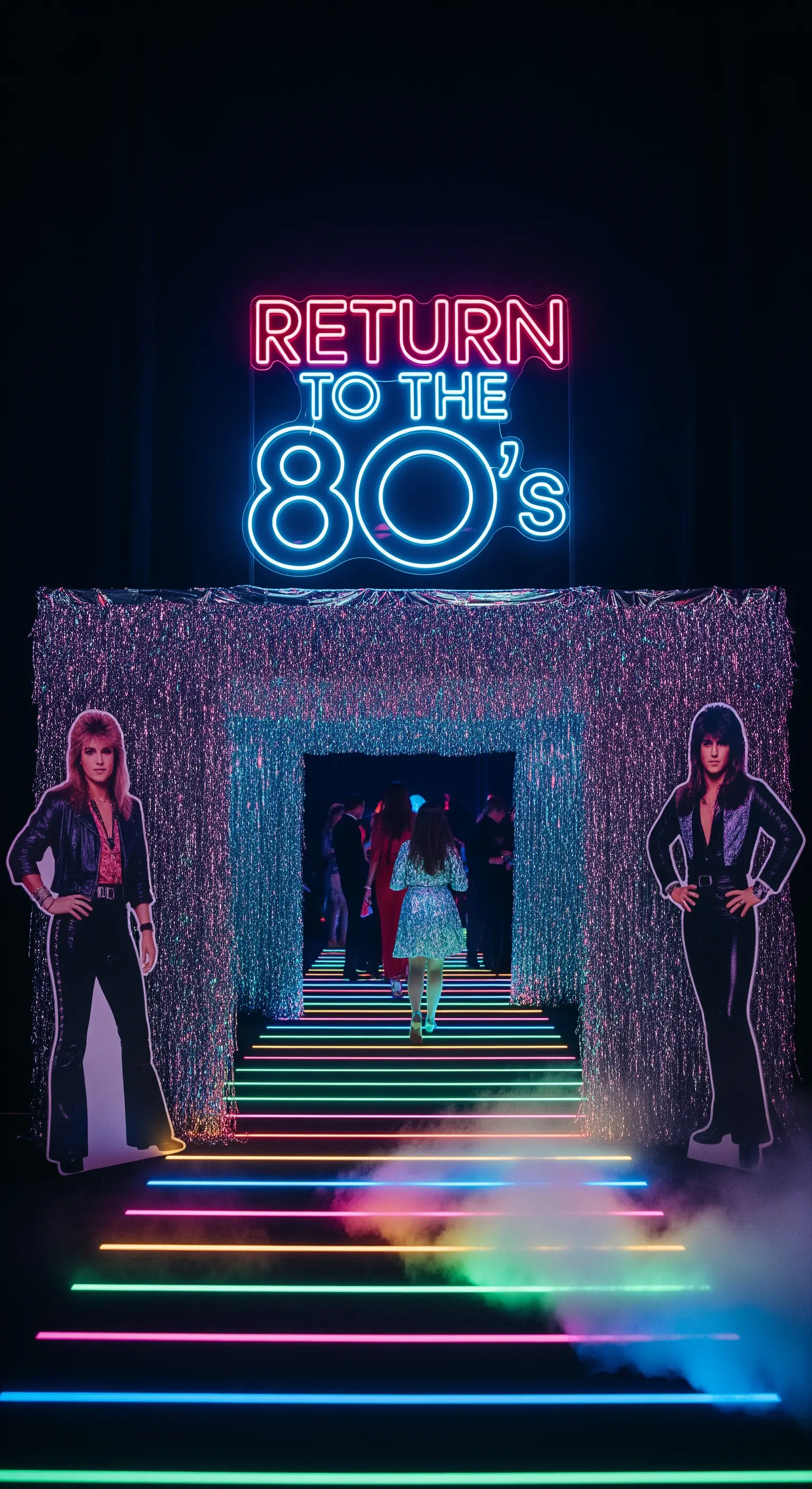 Ingresso di una festa a tema anni '80 con un tunnel di tinsel, insegna al neon e passerella luminosa.