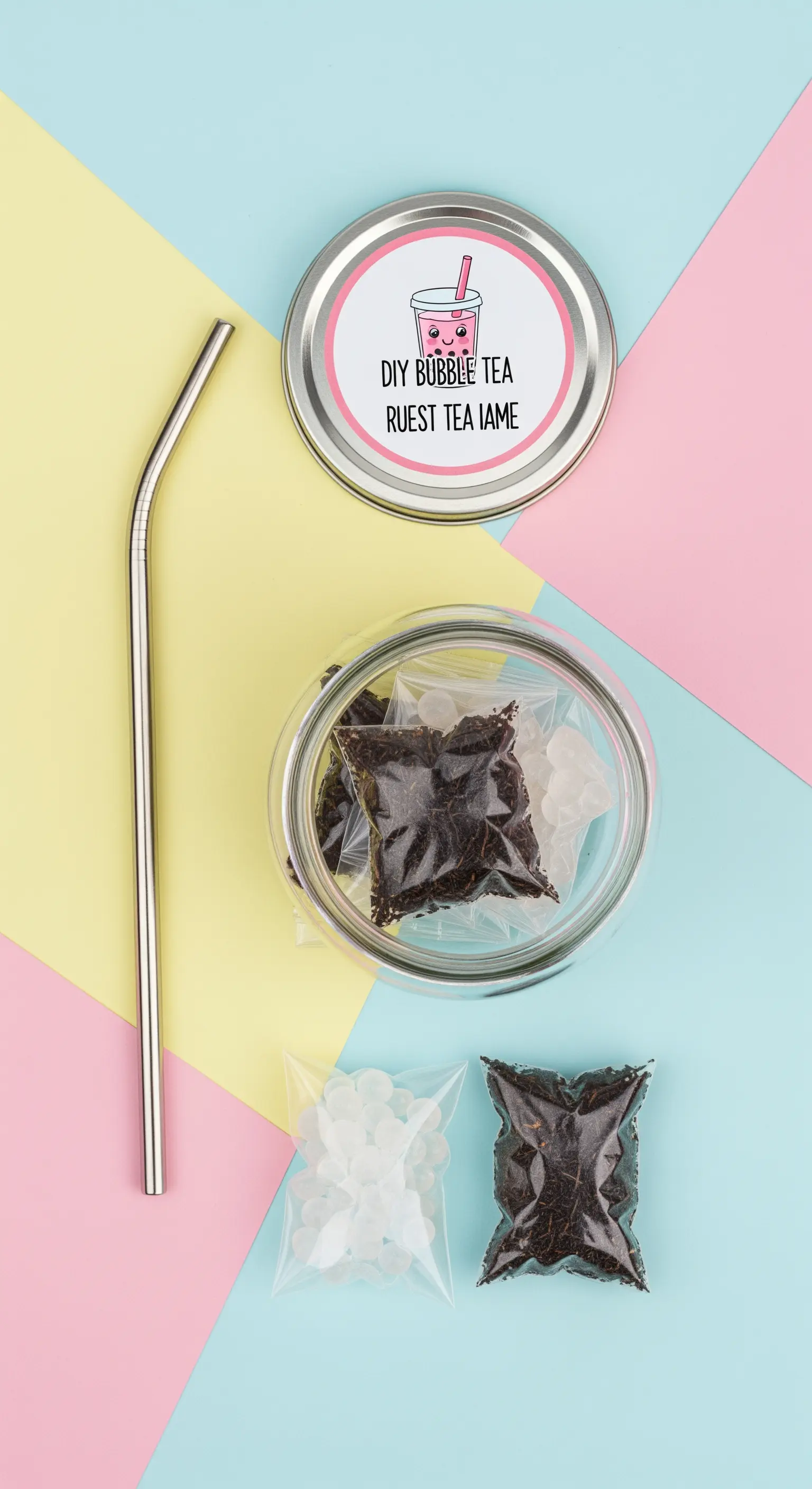 Kit per bubble tea in un barattolo con bustine di tè, perle e una cannuccia di metallo.