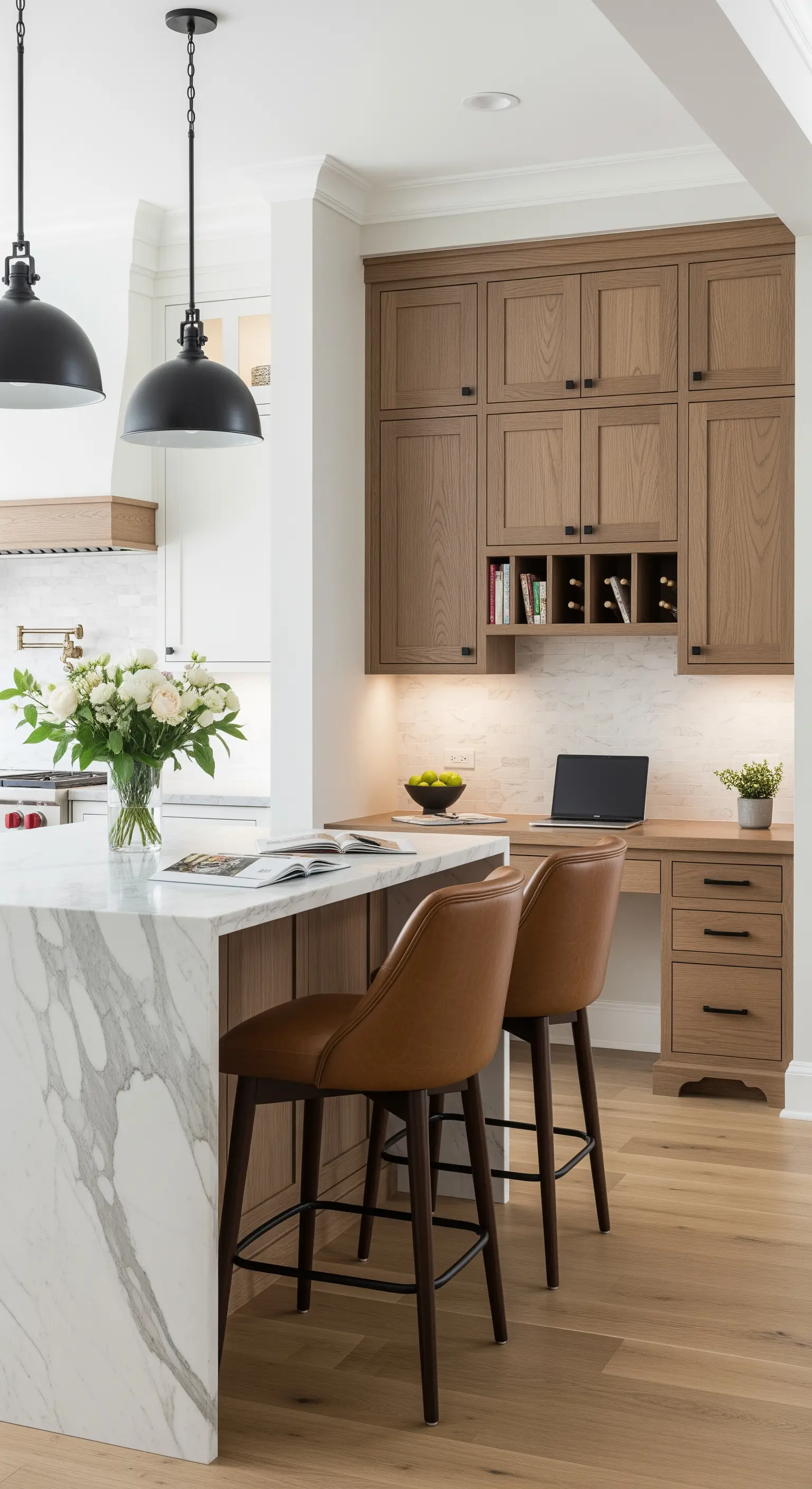 Postazione di lavoro in legno integrata in una cucina moderna con isola in marmo.