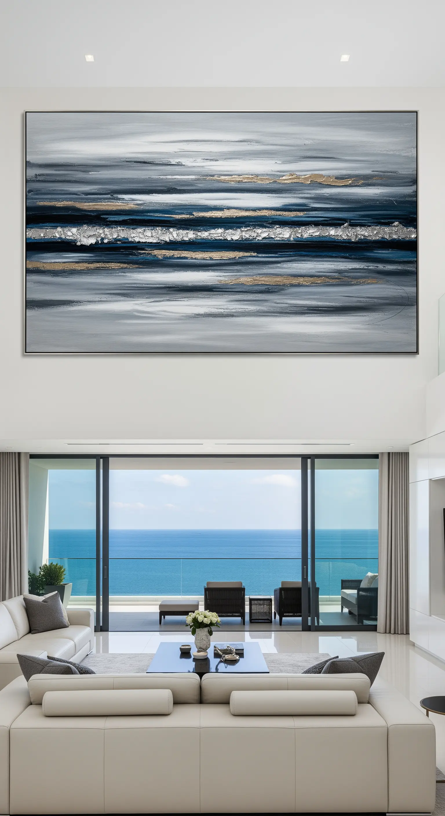 Attico con vista mare e un immenso quadro astratto con i colori del cielo e dell'acqua.