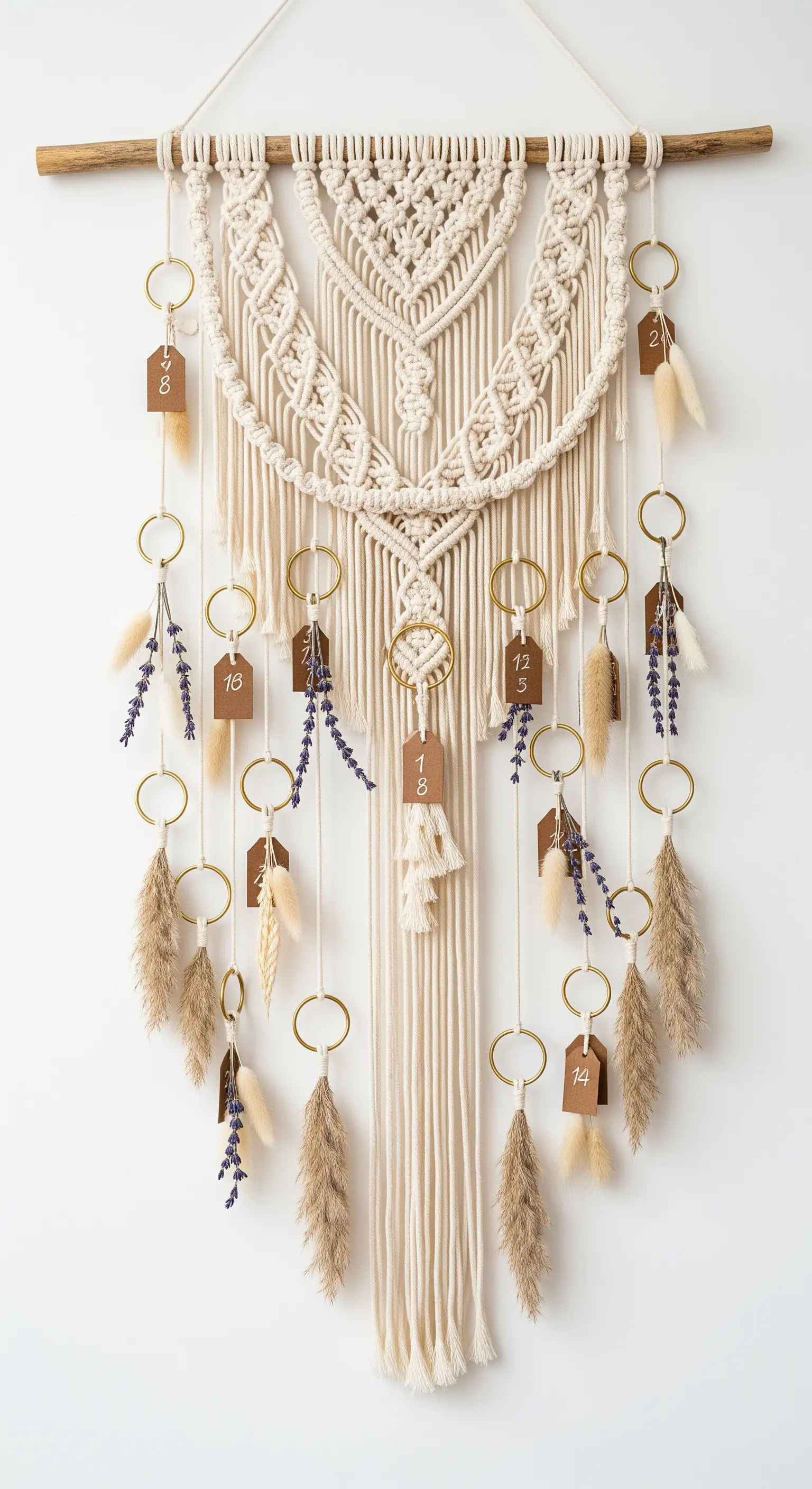 Calendario dell'Avvento in macramè con etichette numerate, anelli dorati e fiori secchi.