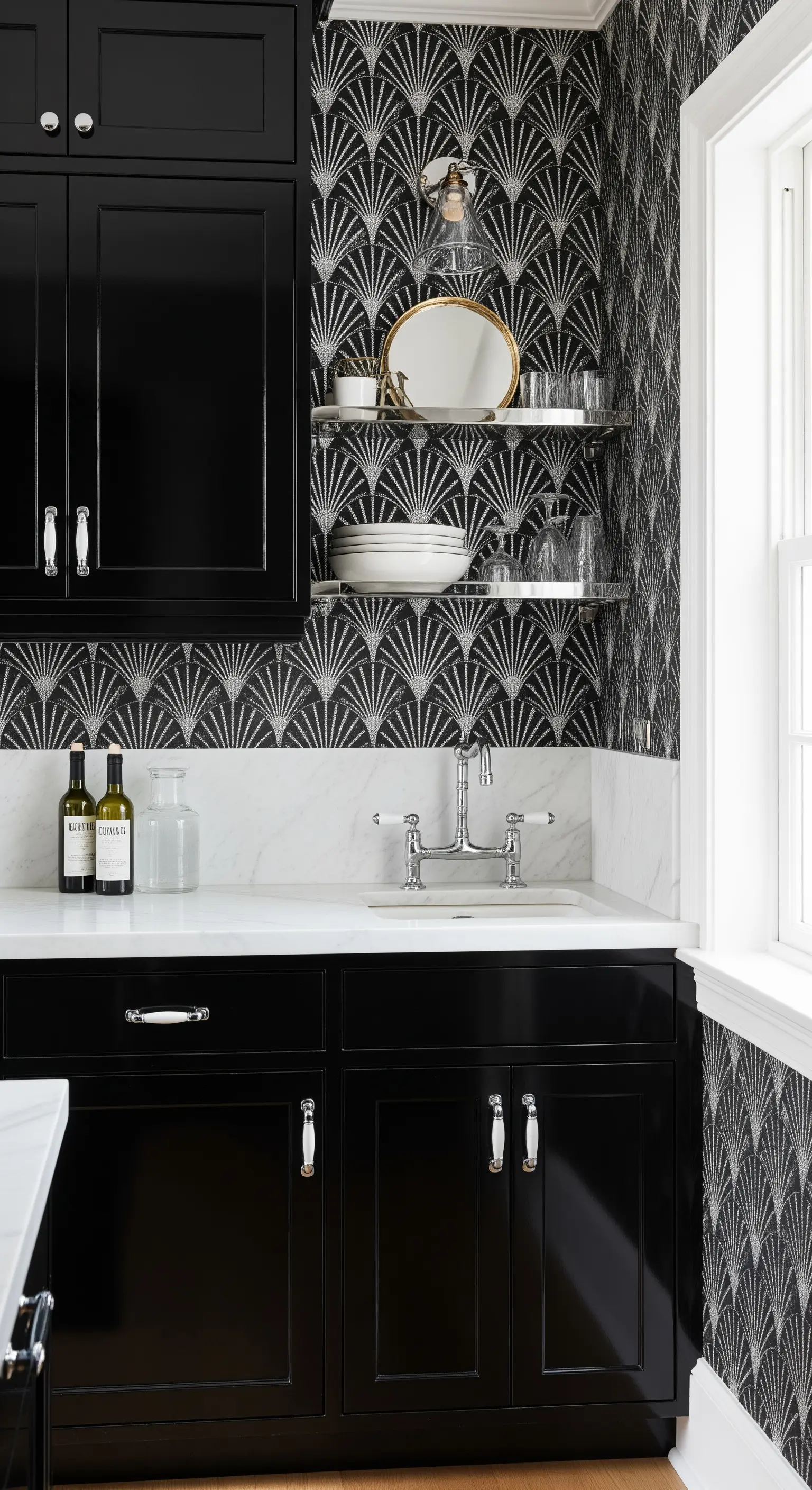 Carta da parati Art Déco in bianco e nero e mobili da cucina neri.