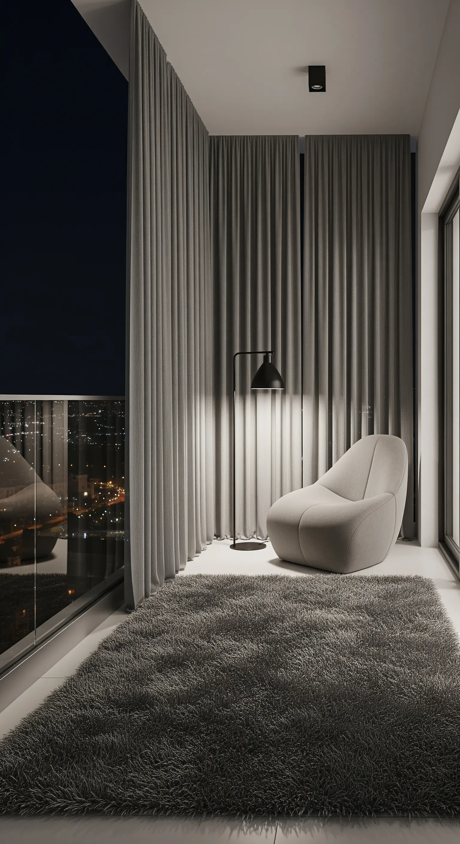 Balcone moderno di notte con tappeto grigio scuro, poltrona di design e tende a tutta altezza.
