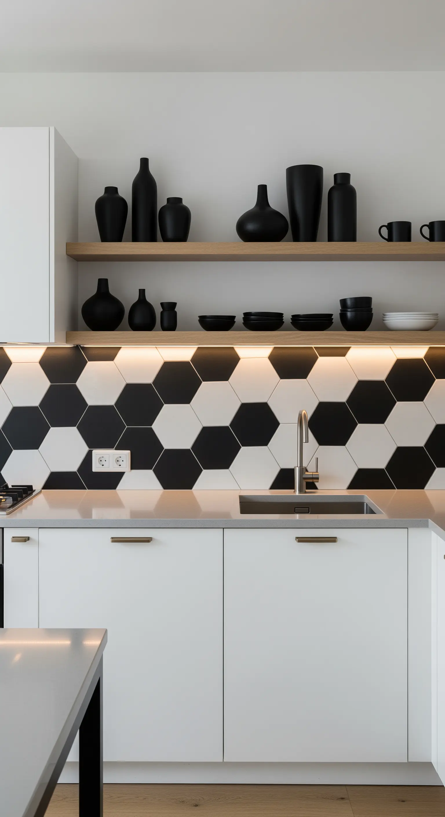 Paraschizzi con piastrelle esagonali bianche e nere e mensole in legno.