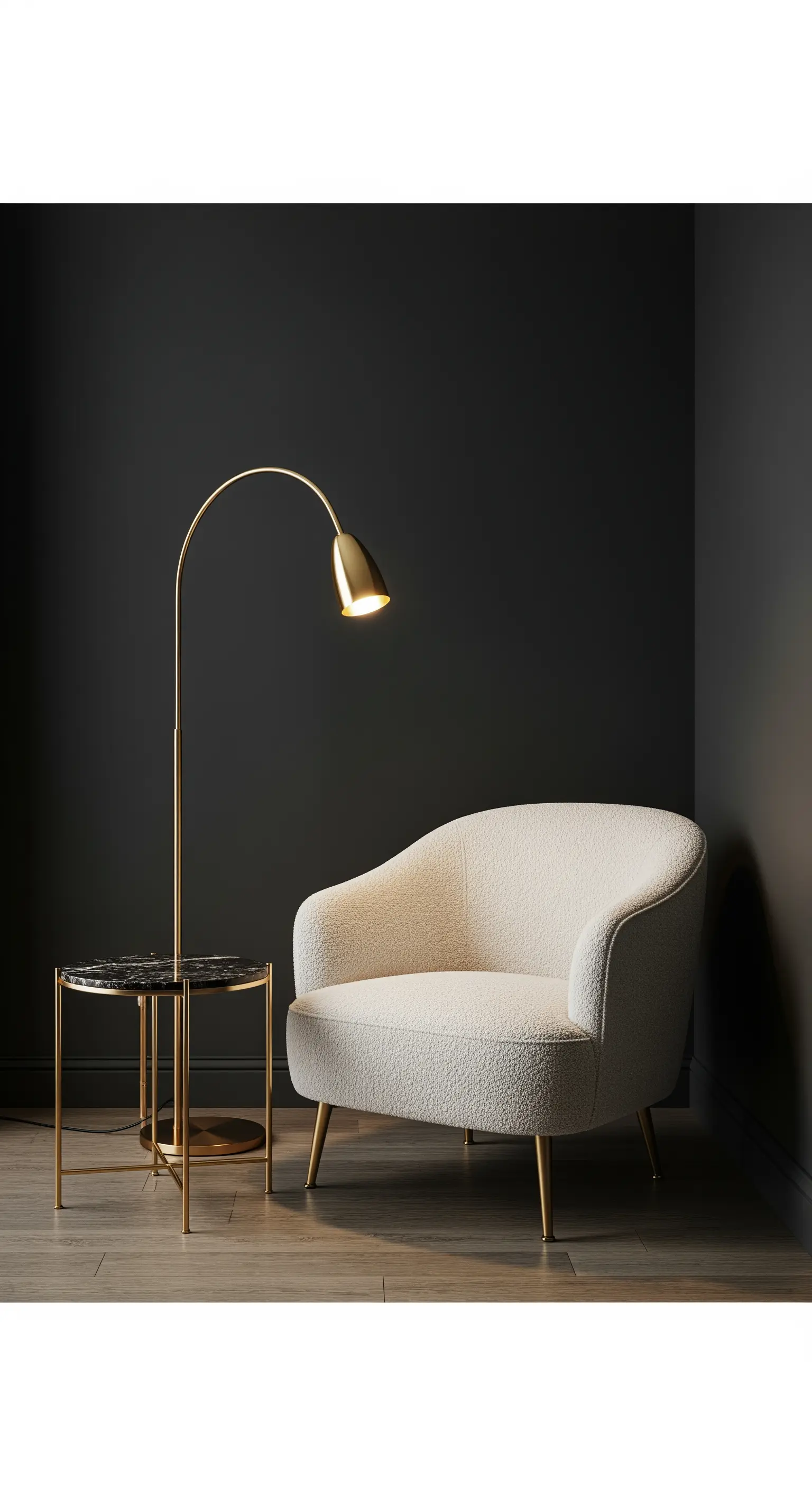 Poltrona bouclé color crema, lampada in ottone e parete color antracite.