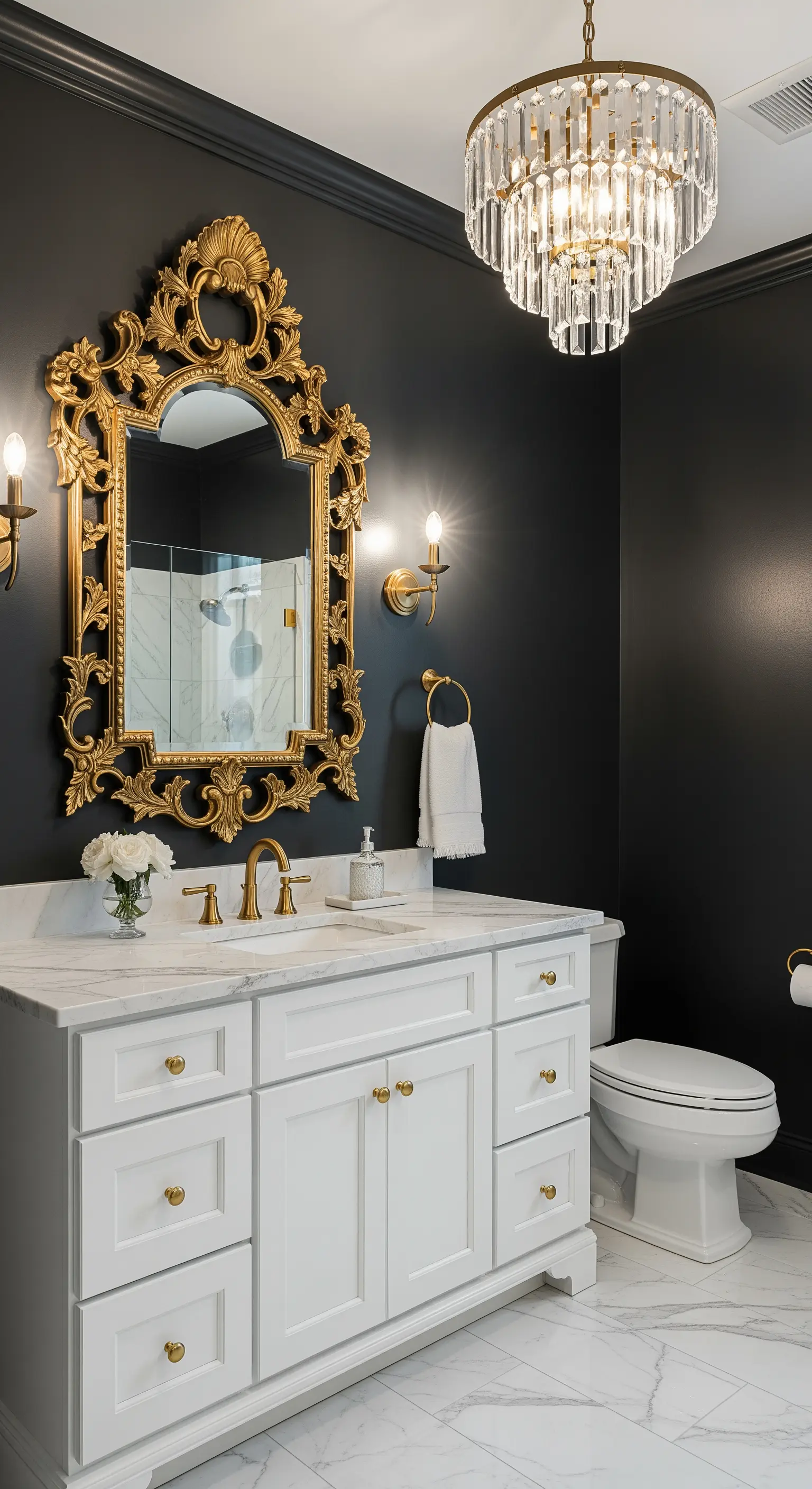 Bagno con pareti nere, mobile bianco, specchio barocco dorato e applique classiche.