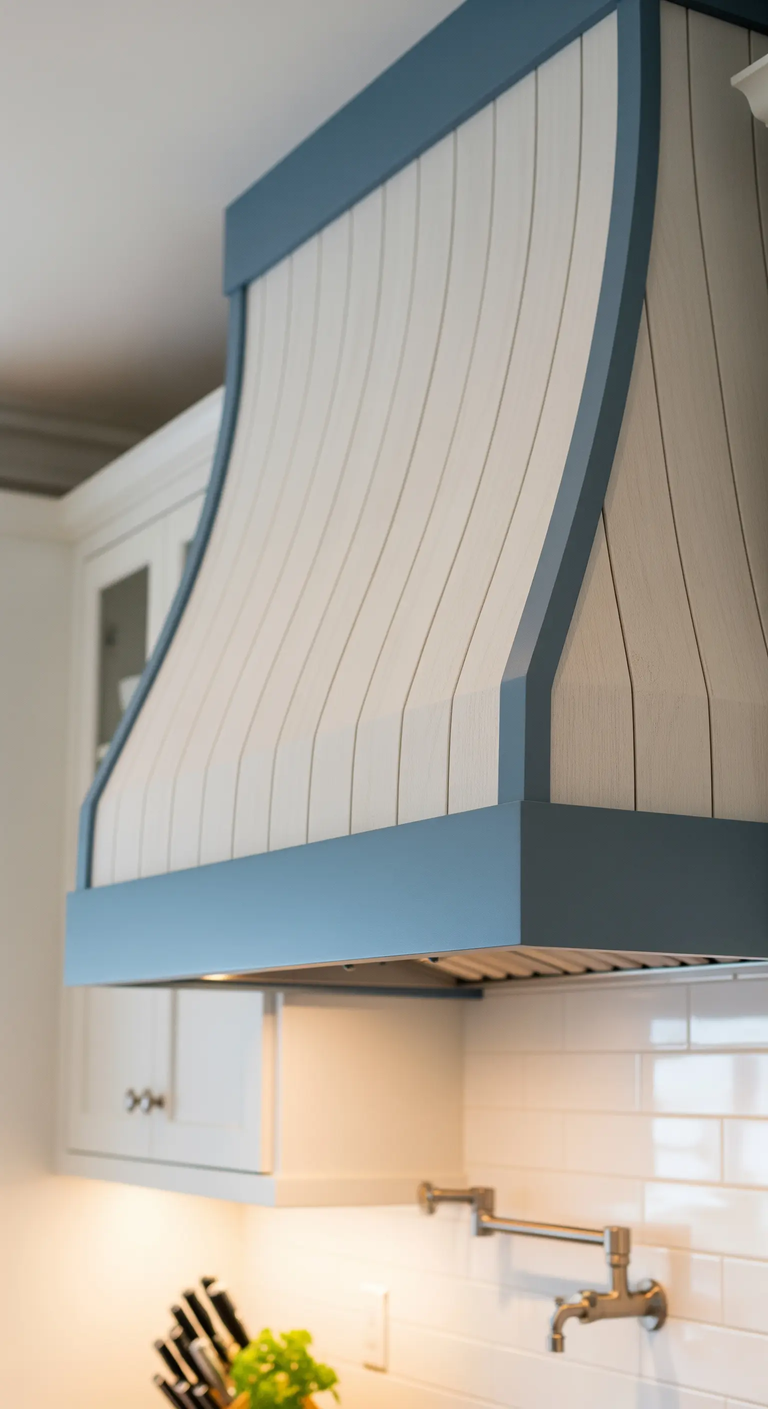 Cappa da cucina su misura con listelli in legno chiaro e profili azzurro-grigio.