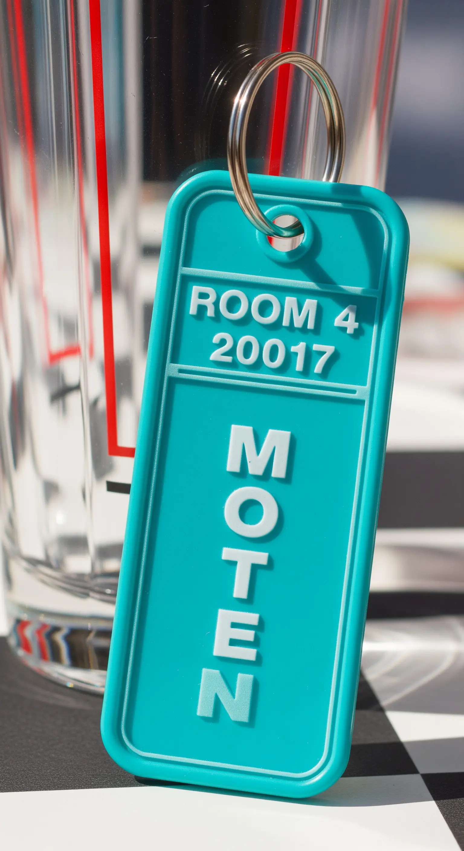 Portachiavi in plastica colorata stile motel retro, usato come segnaposto.