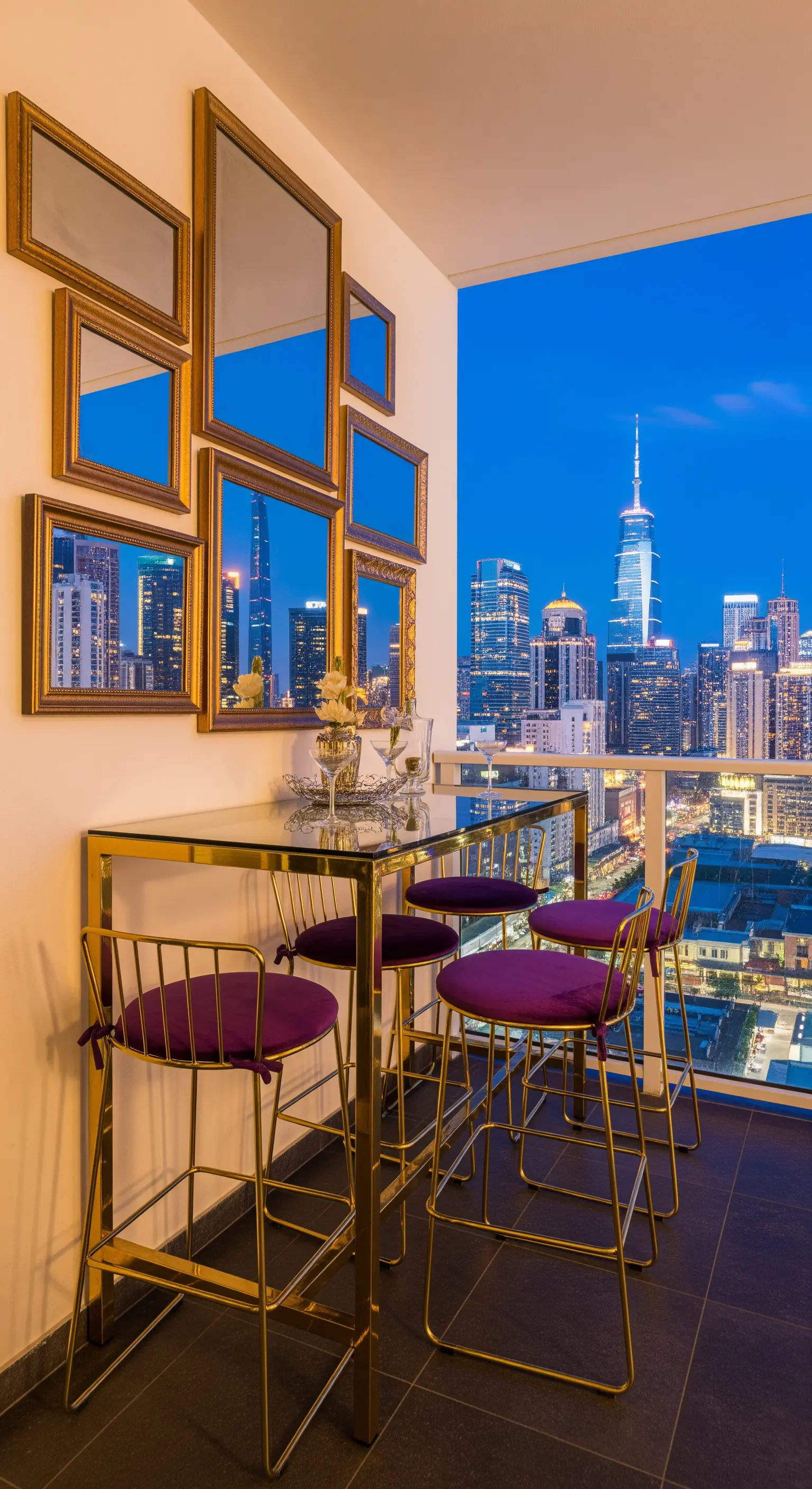 Balcone con vista sullo skyline e una parete ricoperta di specchi dorati di varie dimensioni.