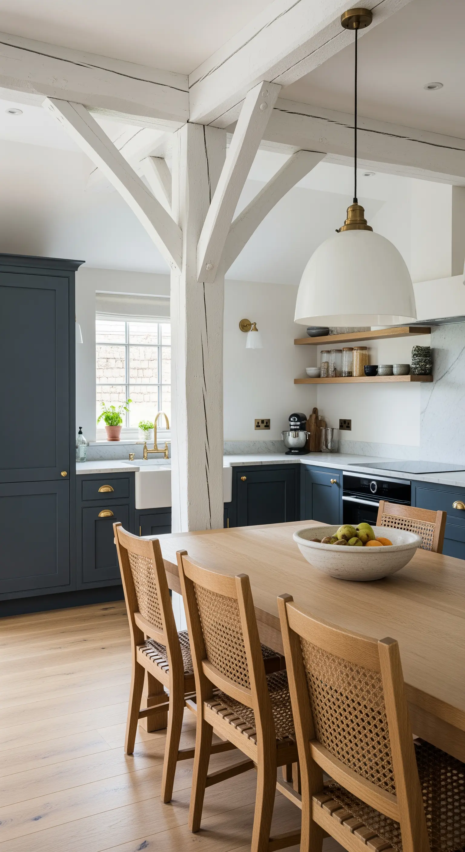 Cucina moderna con colonna strutturale in legno bianco e mobili blu scuro.