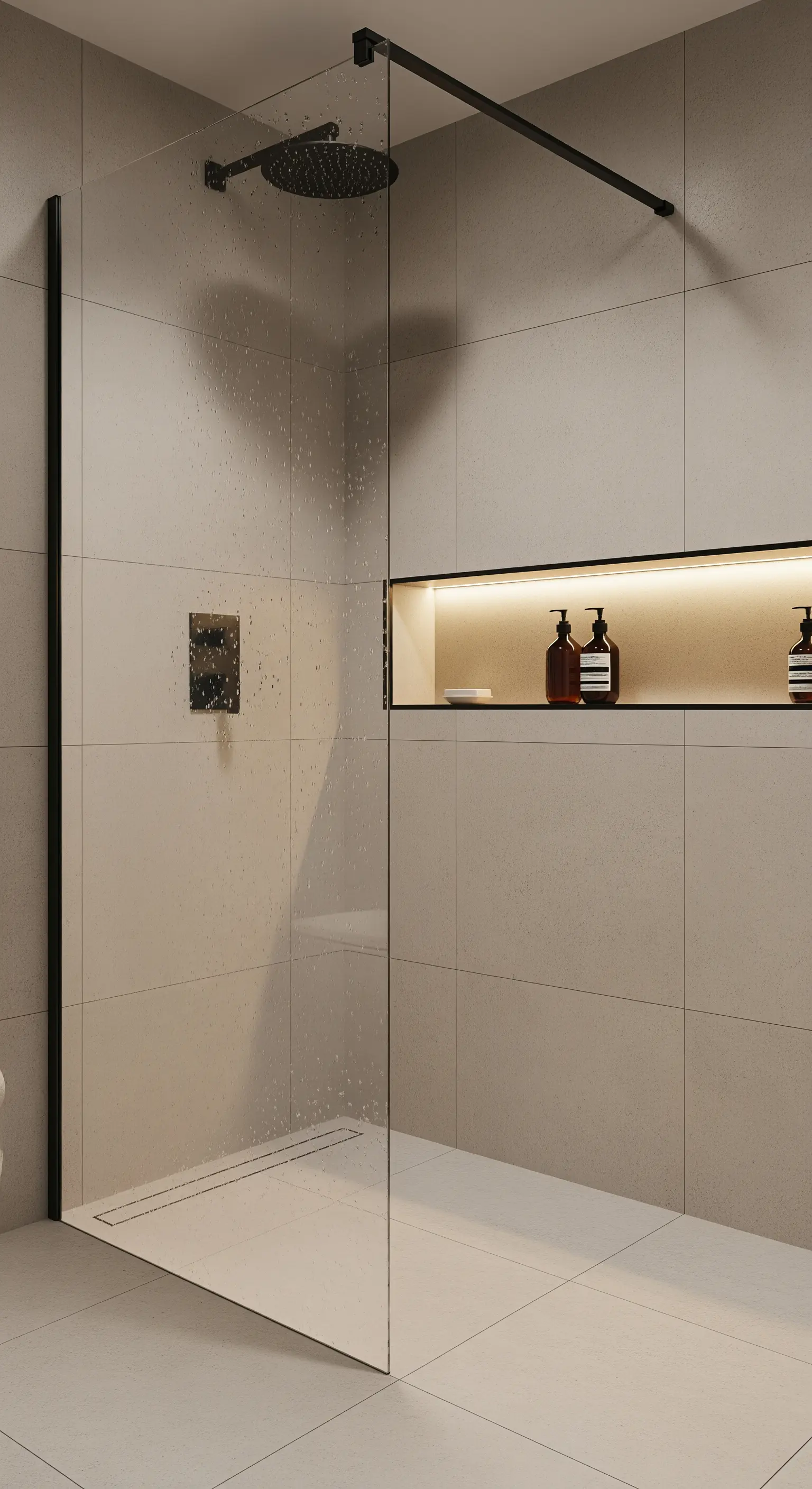 Doccia a filo pavimento con nicchia retroilluminata e profili neri.