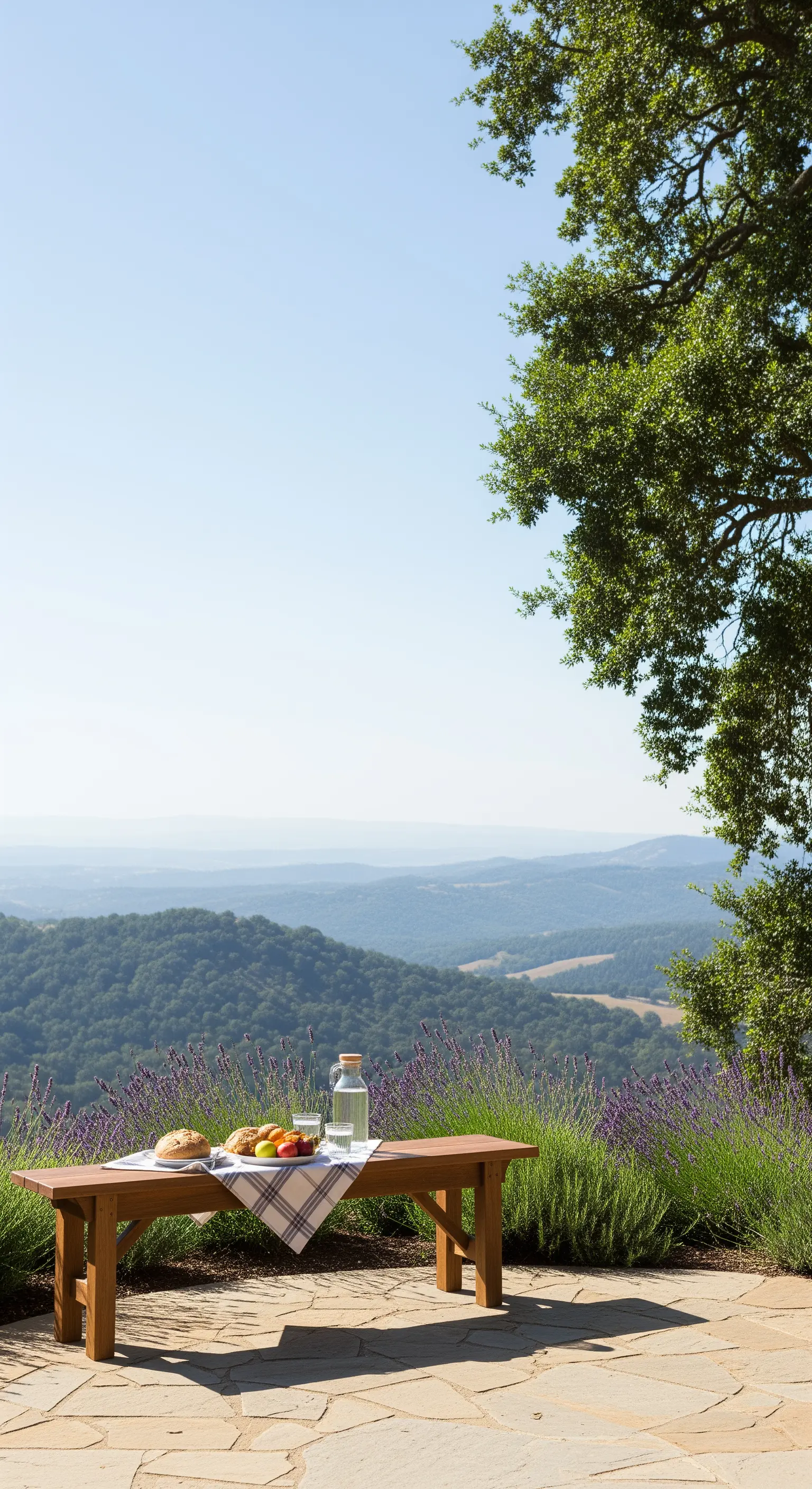 Panca in legno su un patio in pietra con vista su colline e vallate.