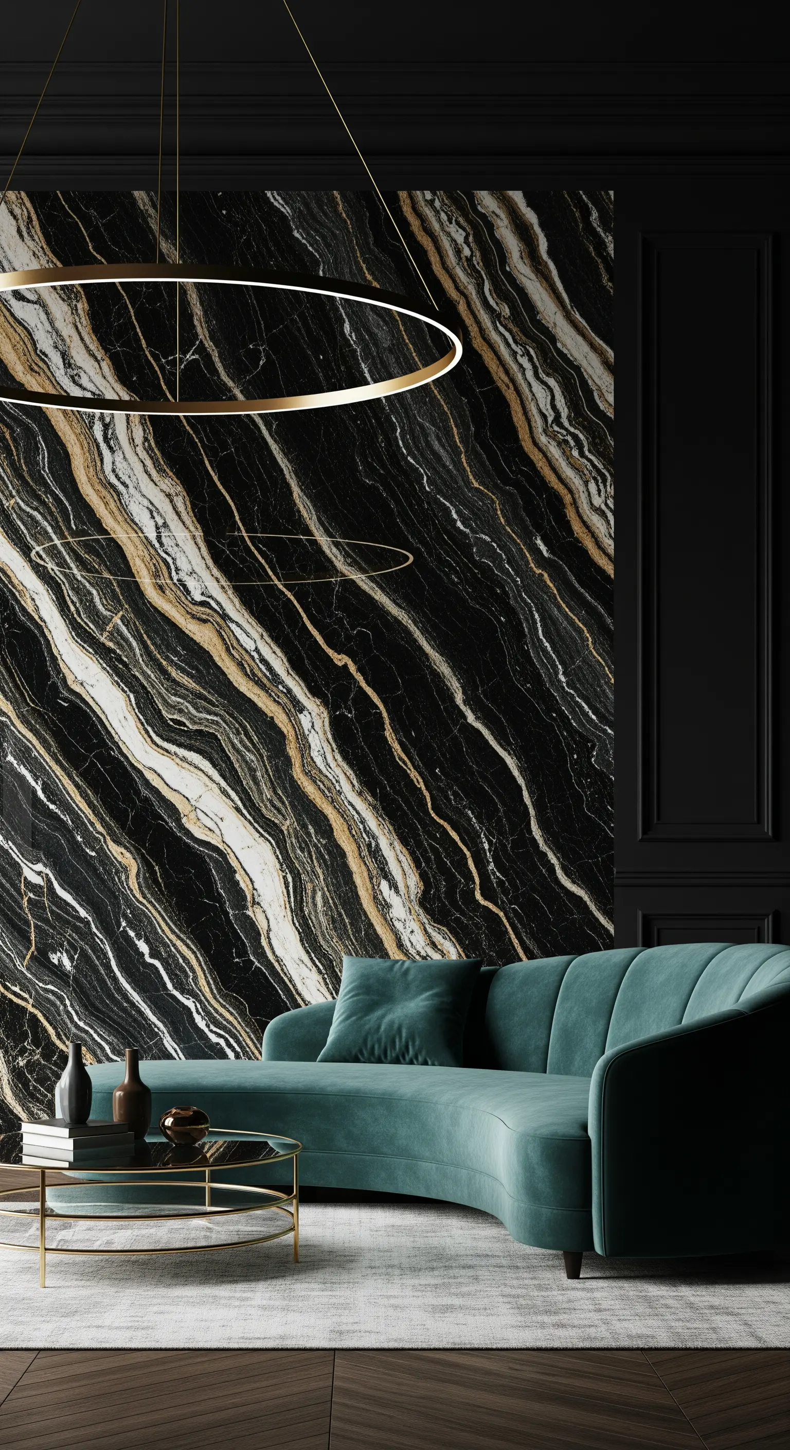 Parete in marmo nero e oro dietro un divano curvo in velluto verde acqua.