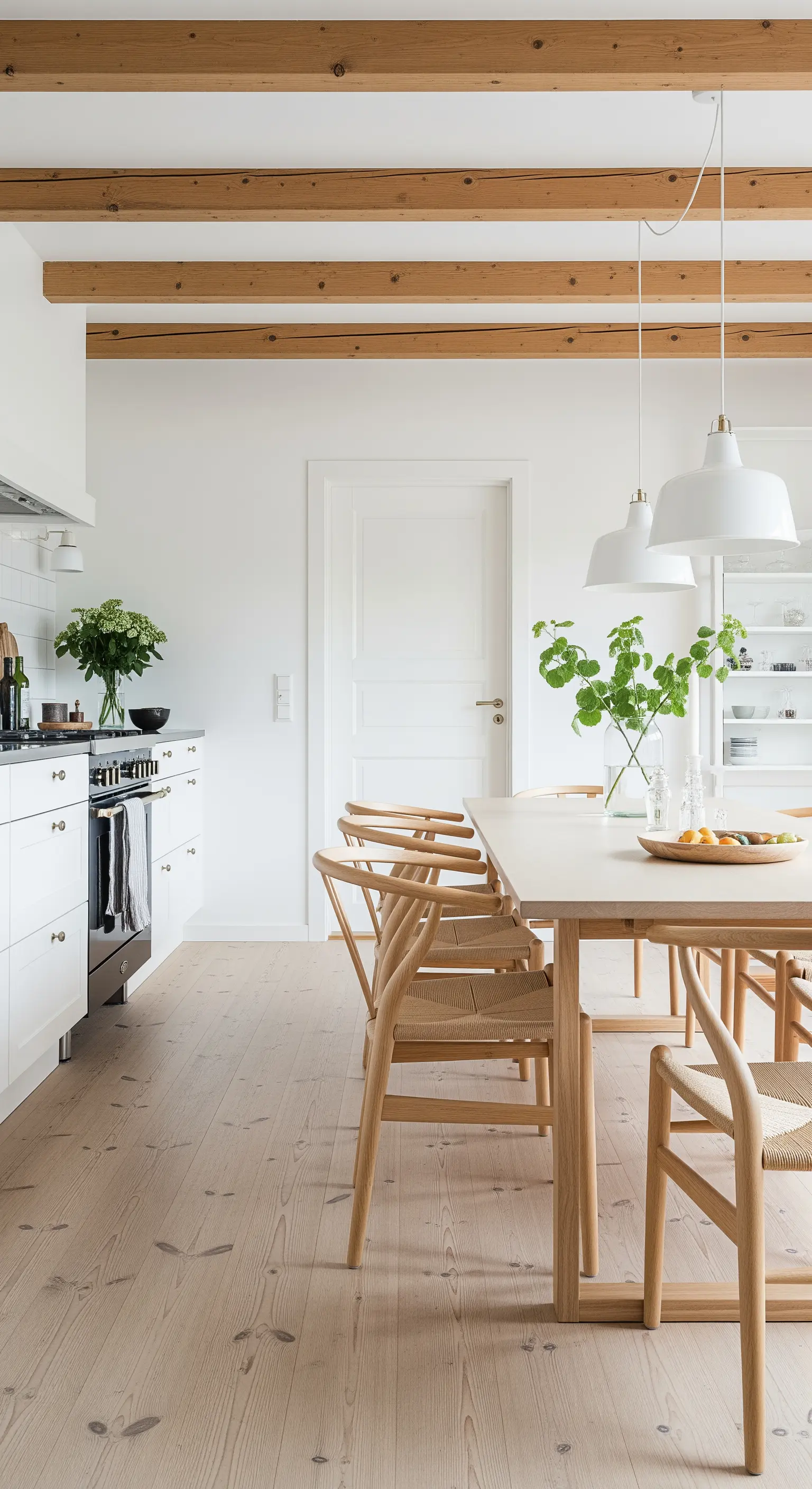 Cucina bianca minimalista con travi e pavimento in legno chiaro e sedie di design.