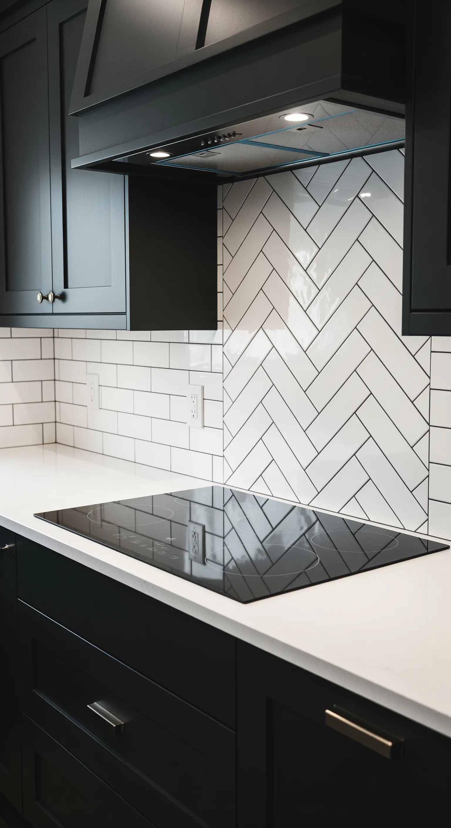 Paraschizzi in piastrelle bianche posate a spina di pesce con stucco scuro.