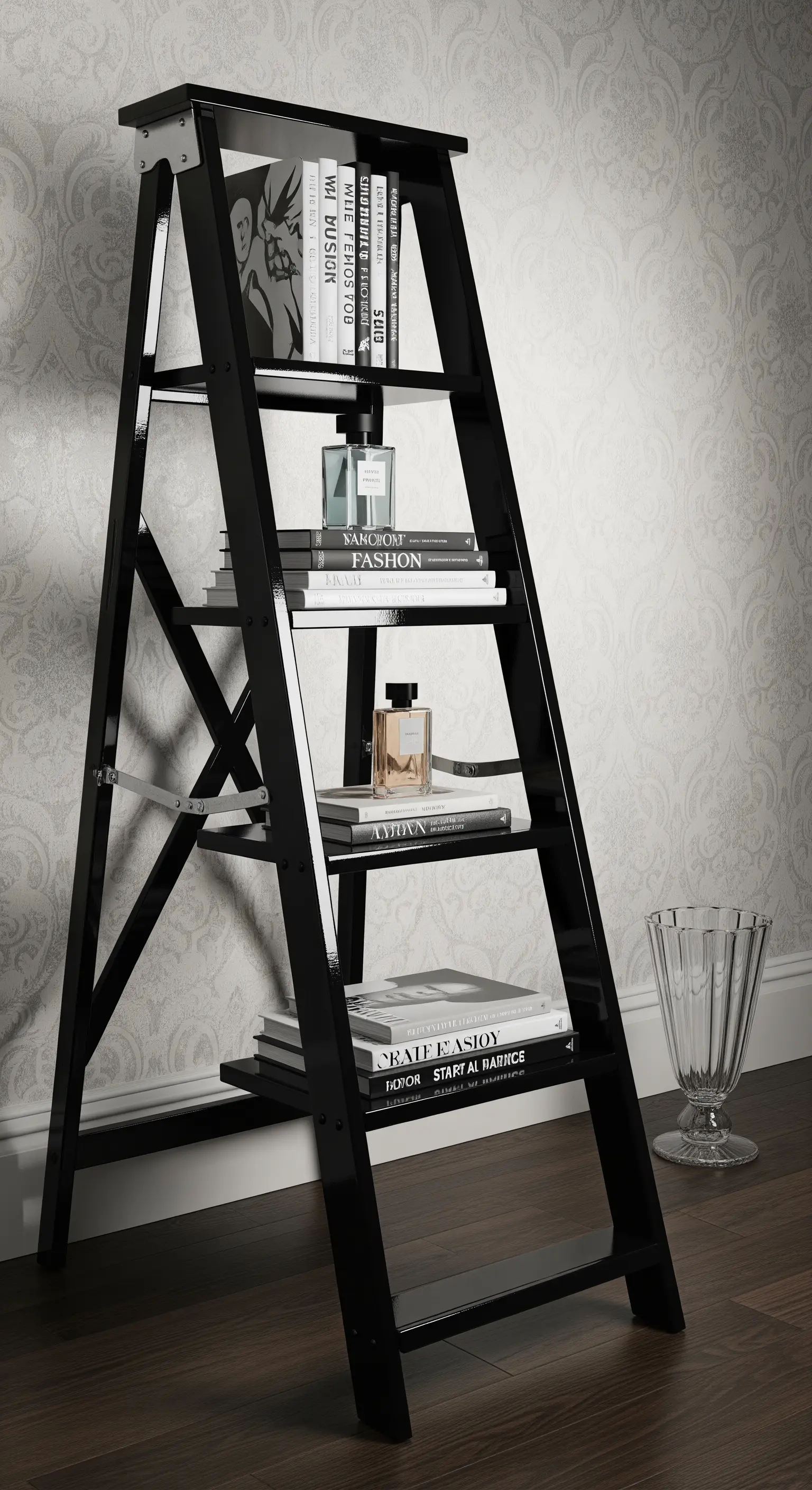 Scaletta nera laccata usata per esporre libri di moda e boccette di profumo.