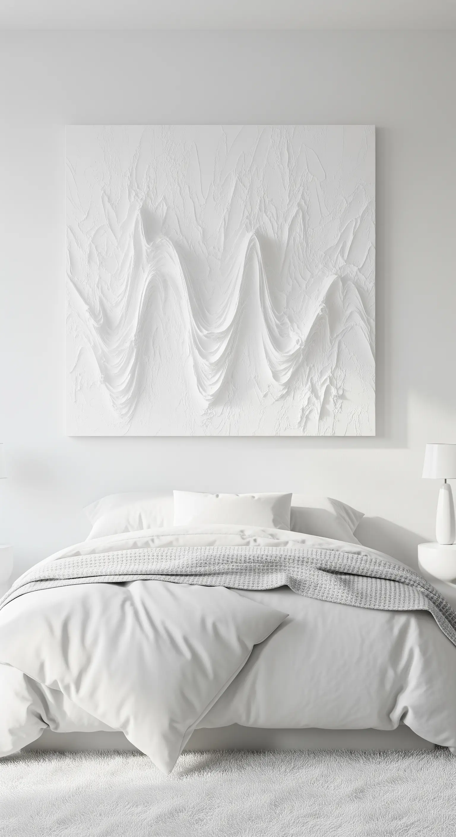 Grande opera d'arte tridimensionale bianca con forme ondulate, in una camera da letto total white.