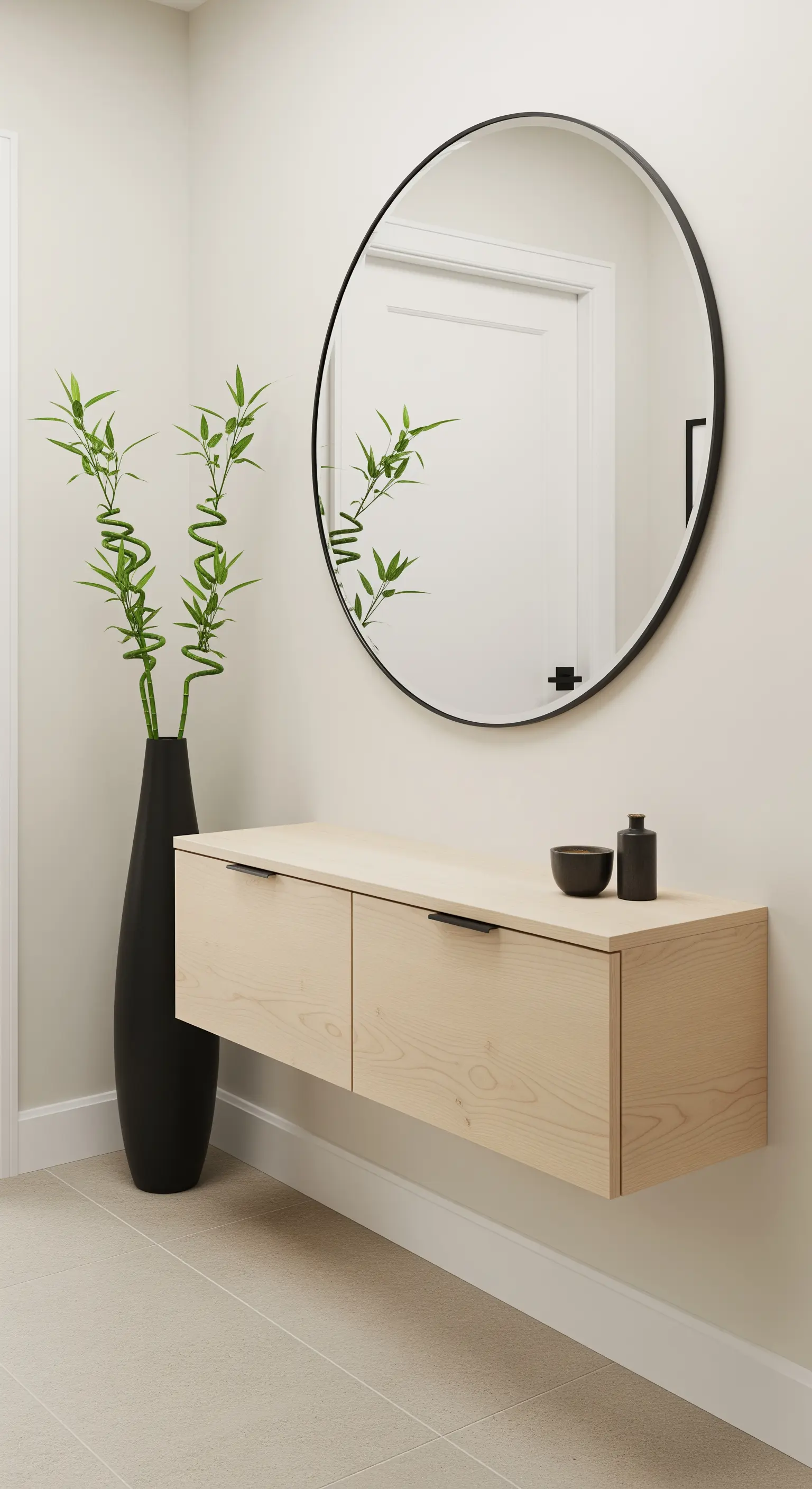 Mobile contenitore sospeso in legno chiaro con sopra un grande specchio rotondo e un vaso nero alto.