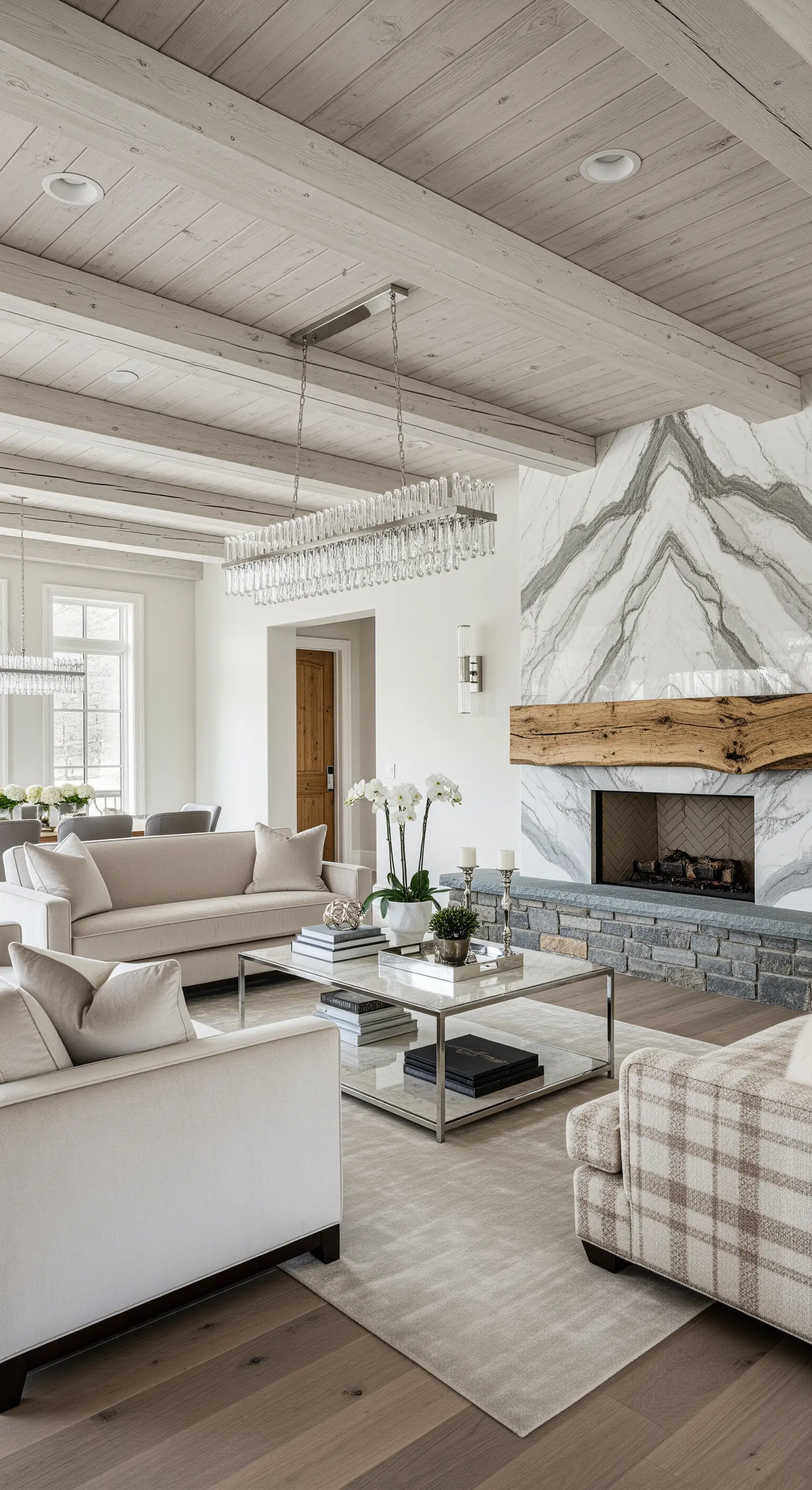 Soggiorno di lusso con camino in marmo e pietra, e grande lampadario di cristallo