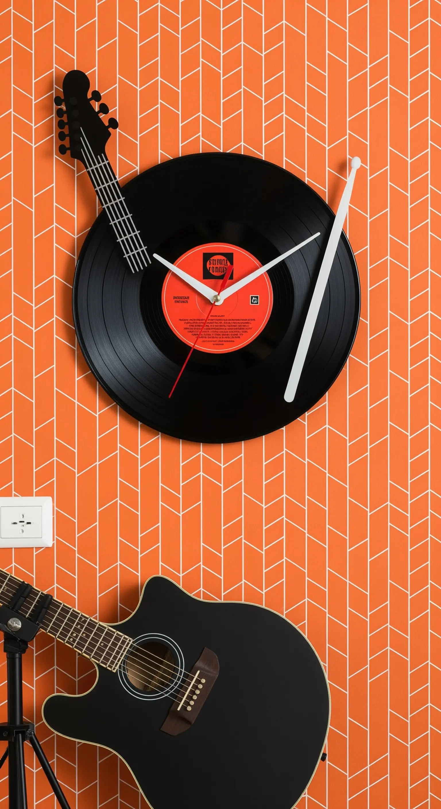 Orologio fai-da-te con un disco in vinile e lancette a tema musicale.