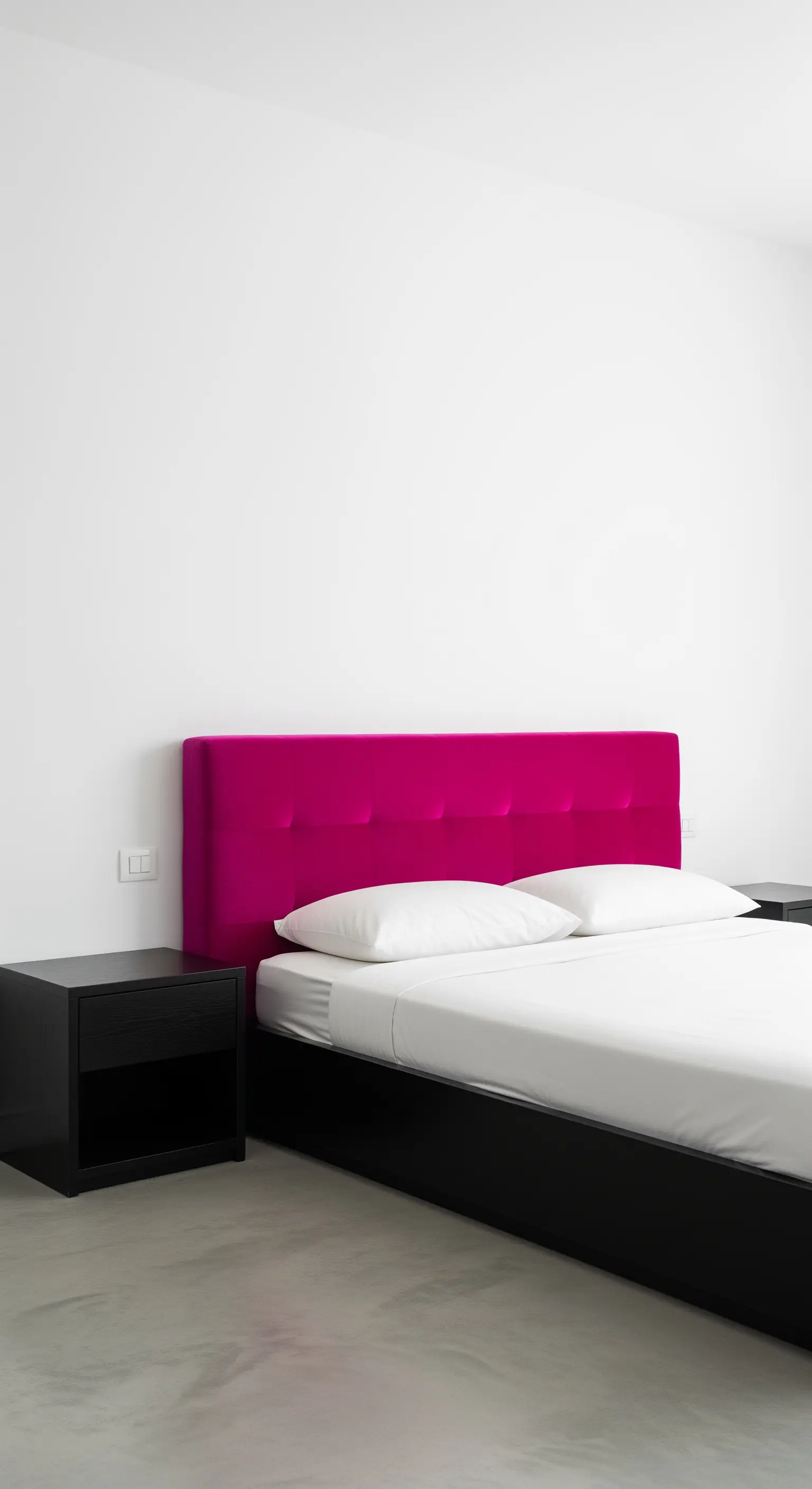 Testiera rettangolare in velluto fucsia in una camera da letto minimalista.