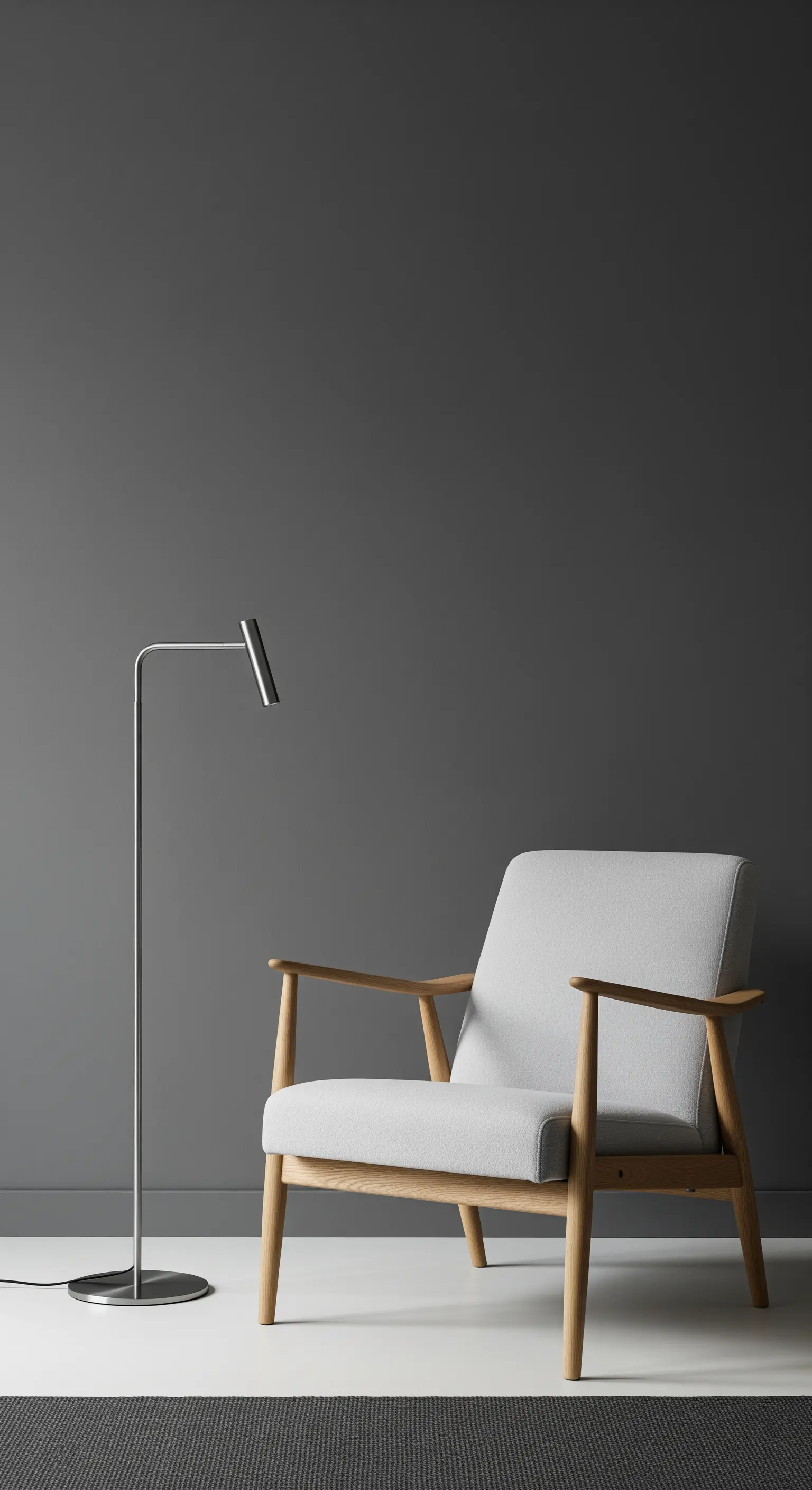 Poltrona di design scandinavo con struttura in legno chiaro su parete grigio scuro.