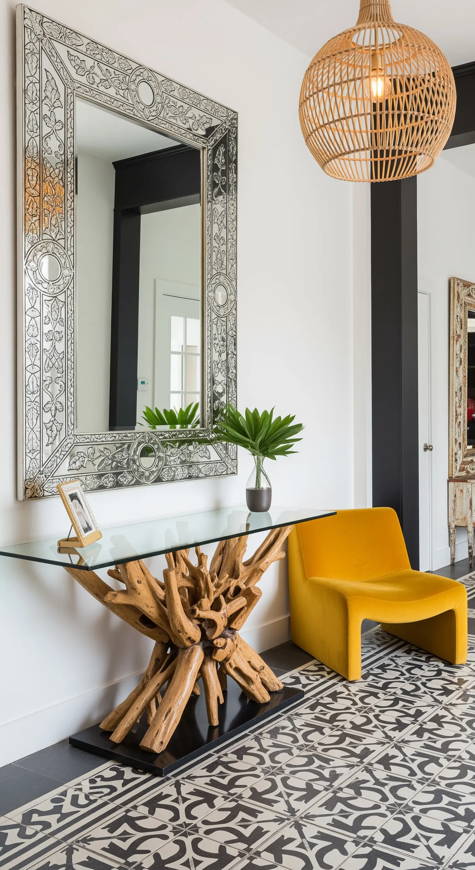 Ingresso eclettico con pavimento a motivi, consolle con base in legno e sedia in velluto giallo