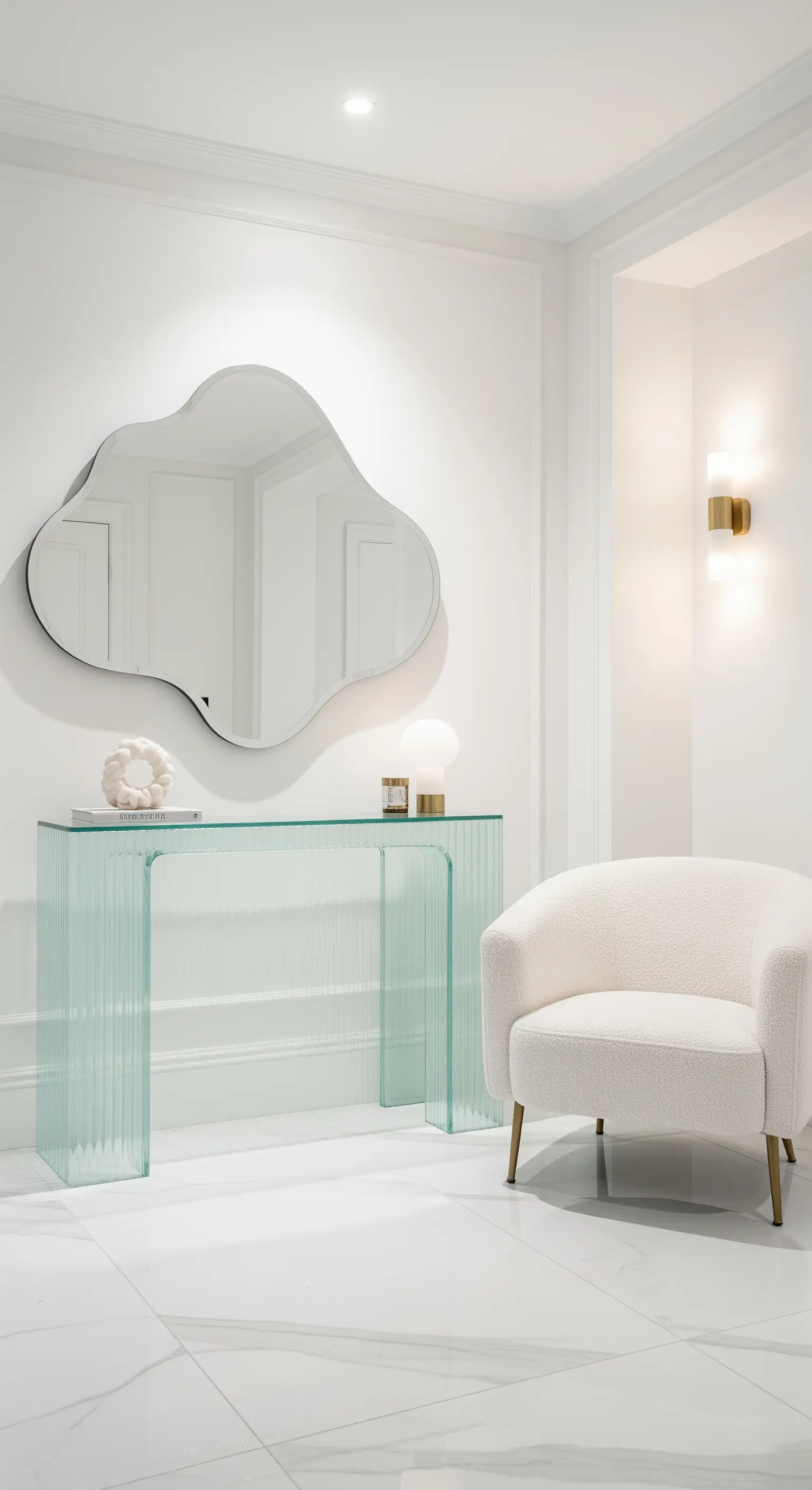 Ingresso total white con specchio organico, consolle in vetro cannettato e poltrona bouclé