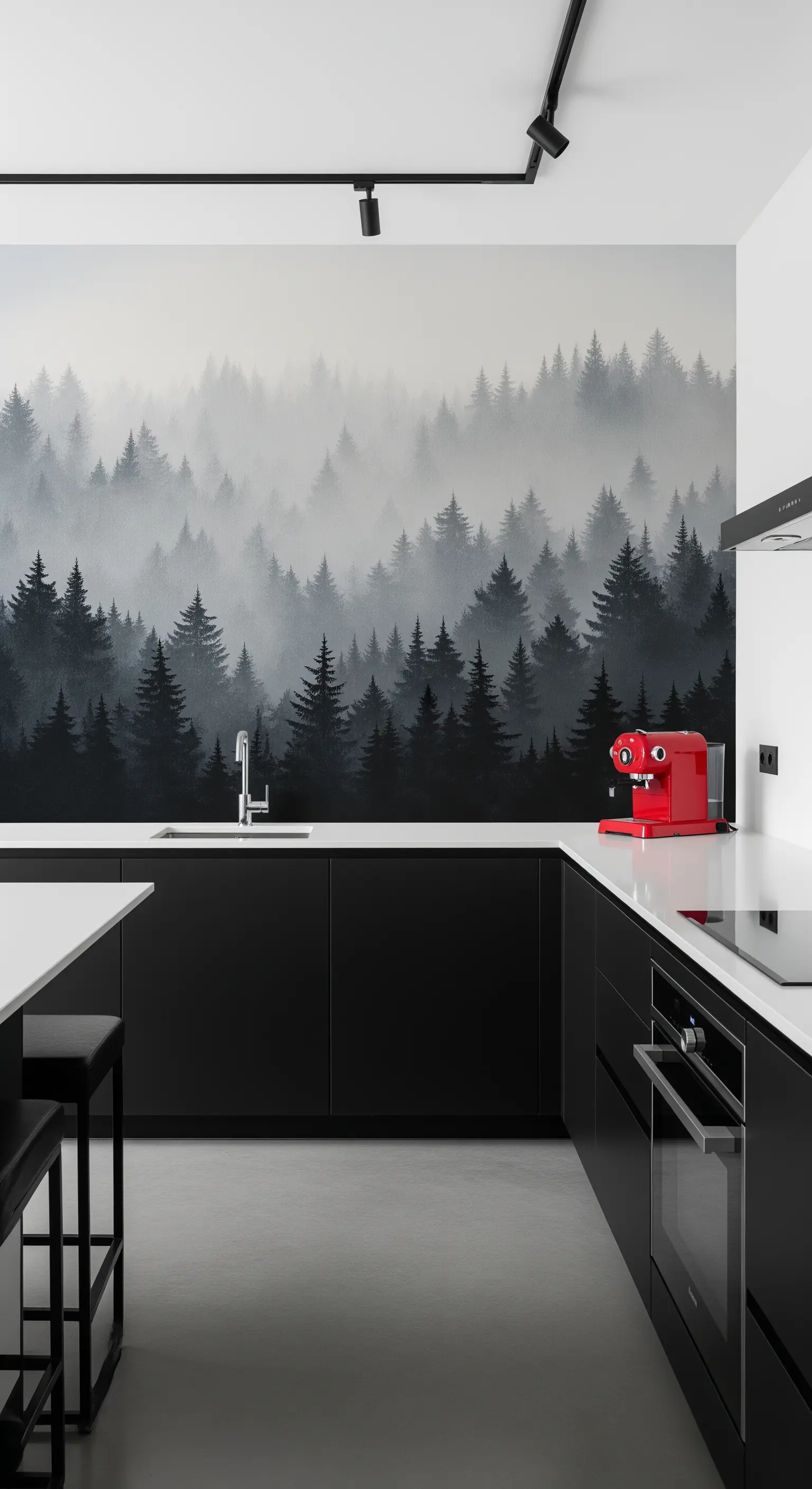 Cucina nera minimalista con un murale a tutta parete di una foresta nebbiosa.