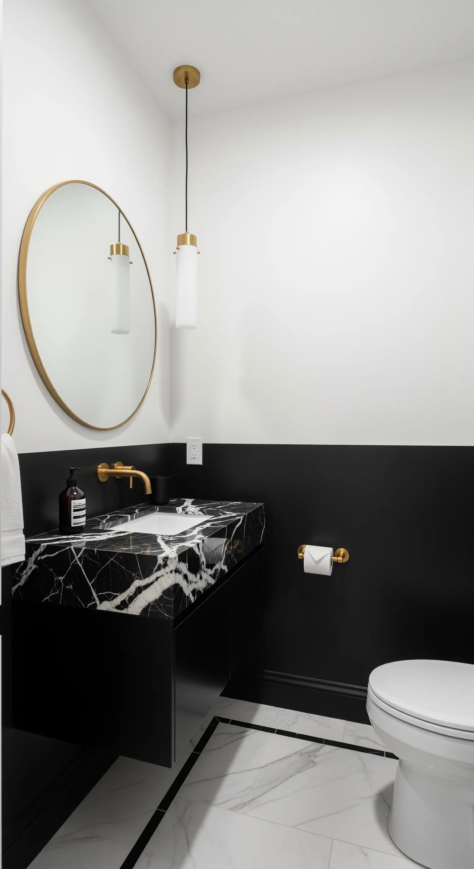 Bagno minimalista con parete nera, lavabo in marmo nero e dettagli dorati.