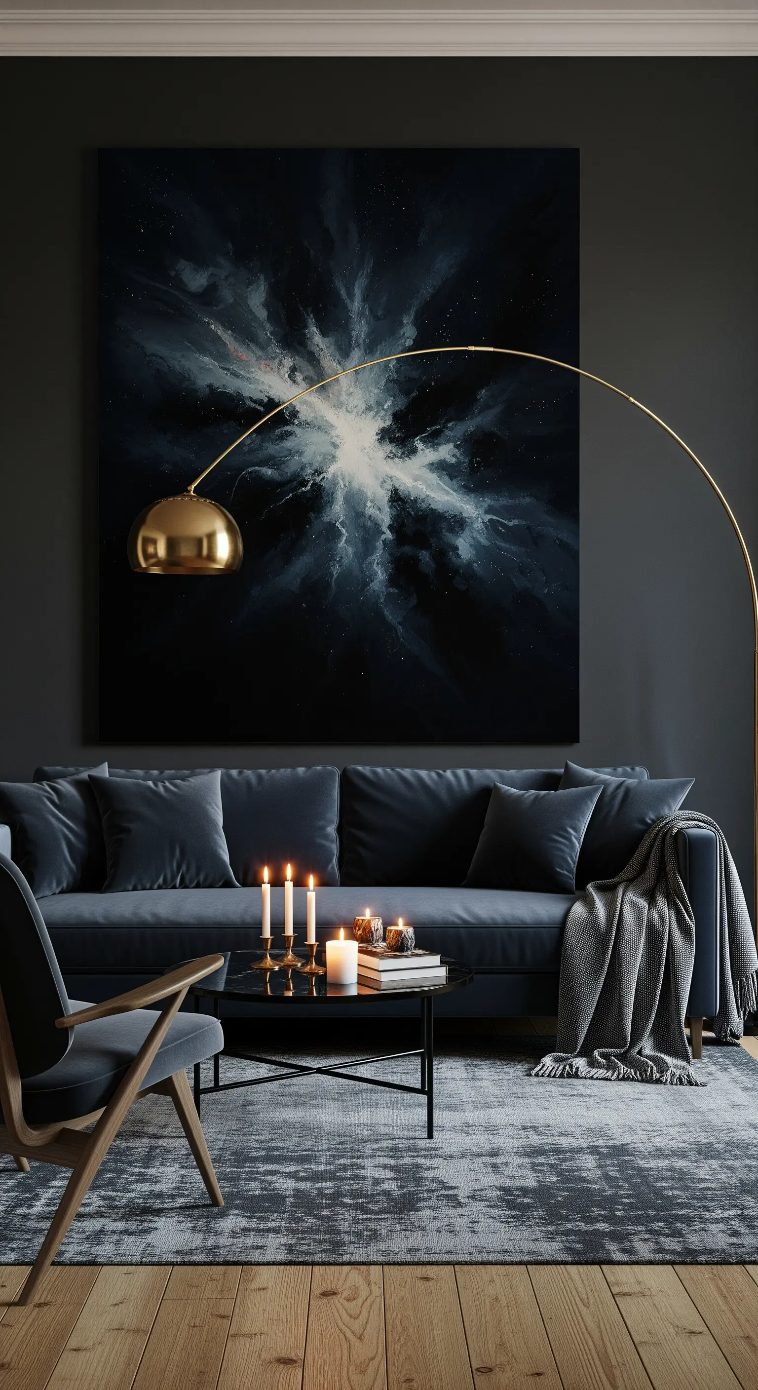 Soggiorno scuro con un quadro che rappresenta una nebulosa e una lampada ad arco dorata.