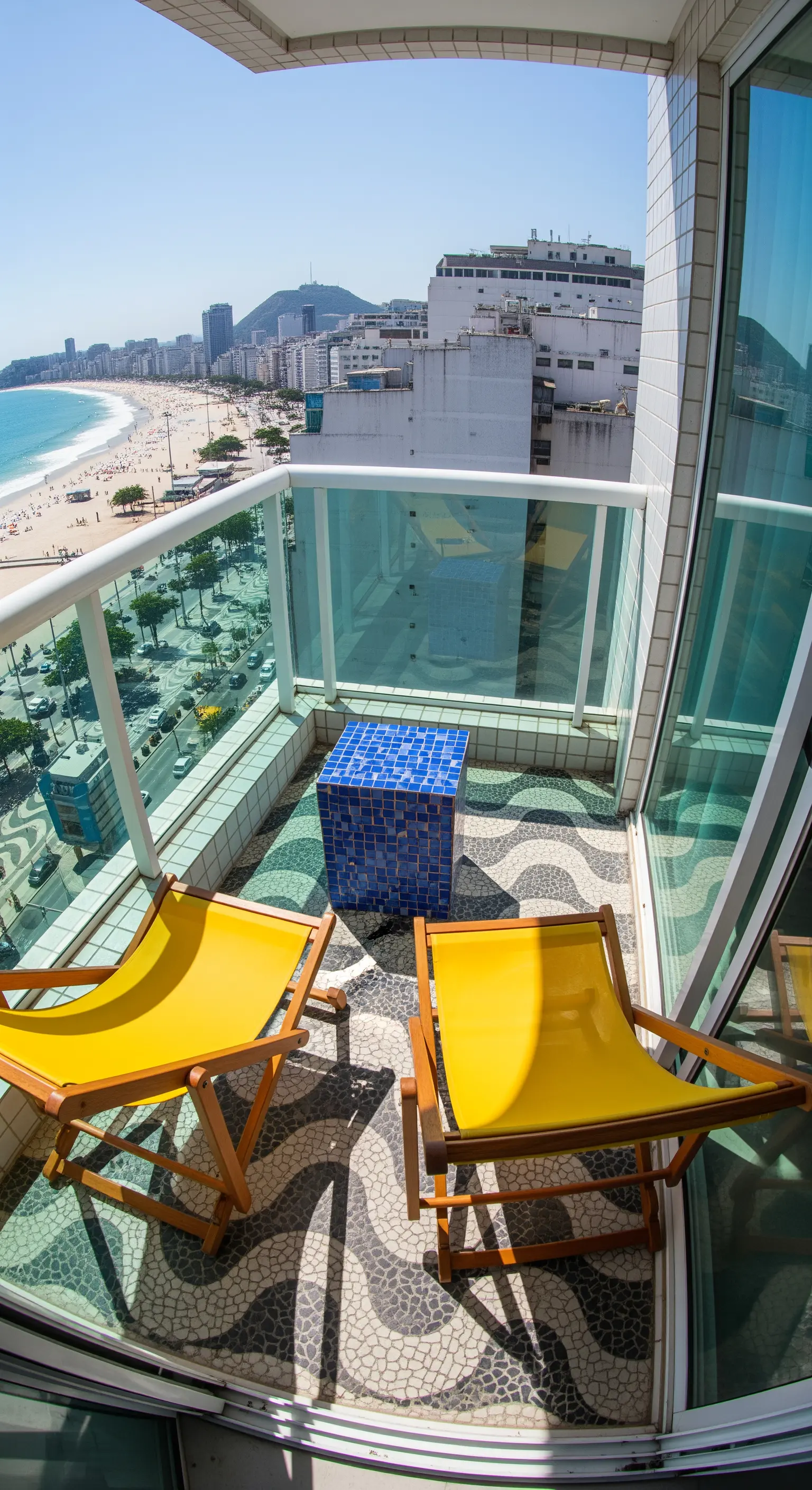 Balcone con pavimento a onde bianche e nere, sedie gialle e vista sulla spiaggia di Copacabana.